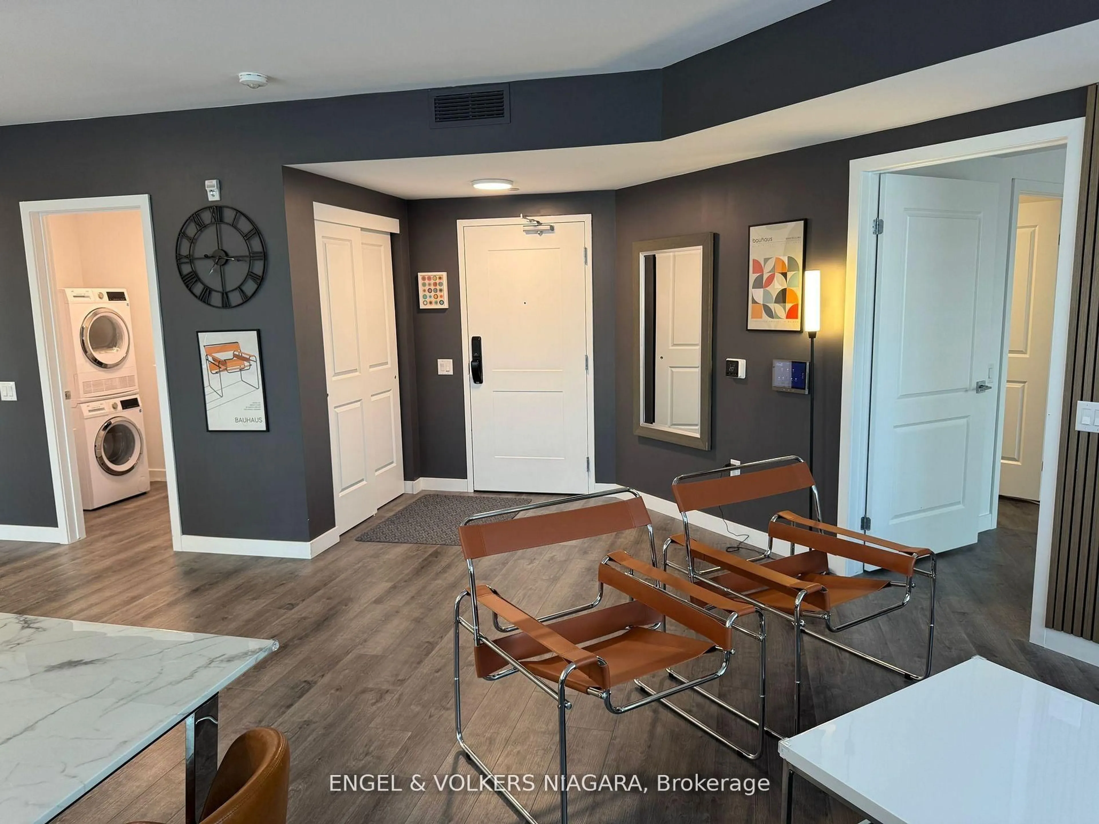 Indoor entryway for 7549 A Kalar Rd #205, Niagara Falls Ontario L2H 3W6