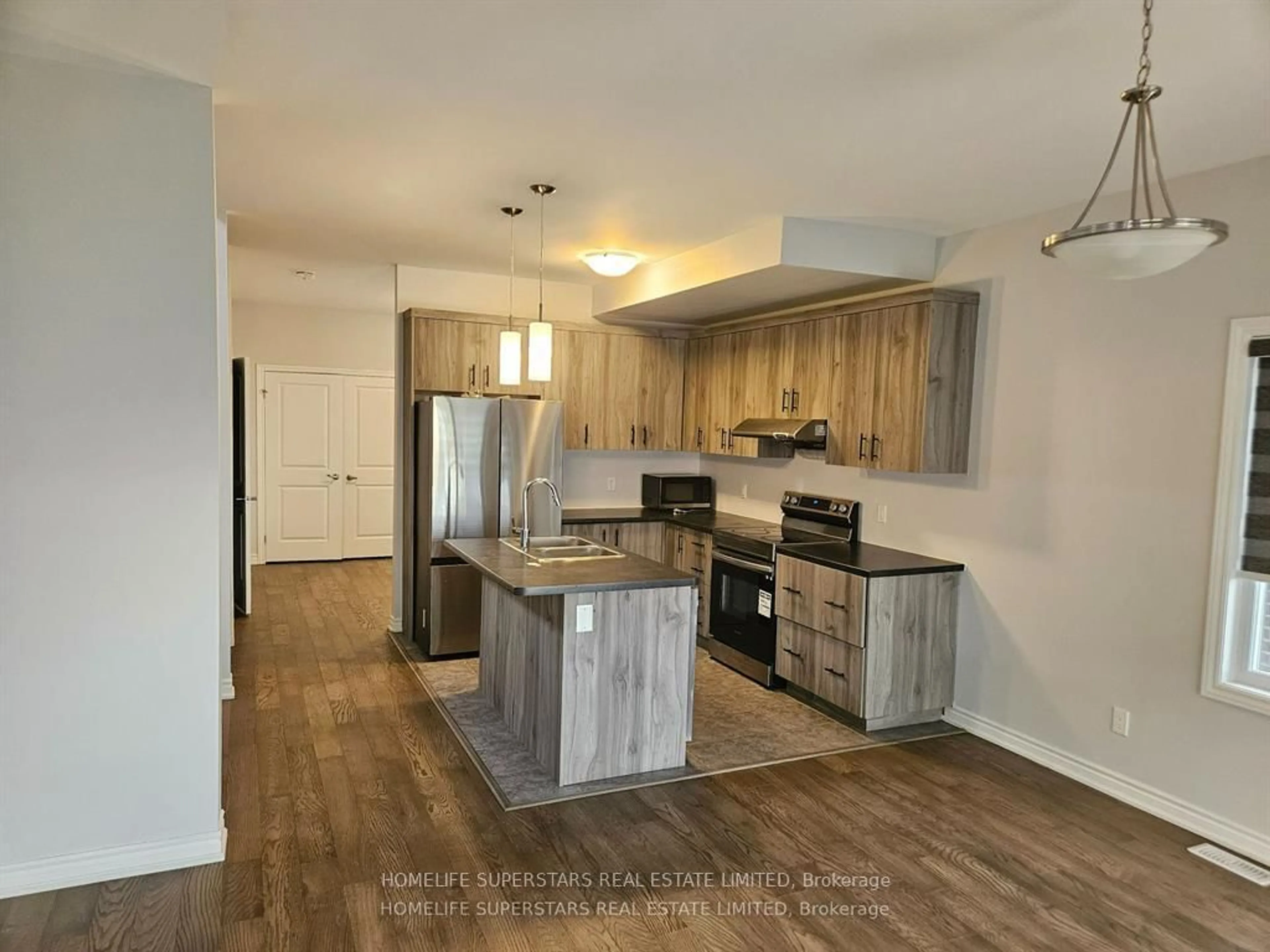 Open concept kitchen, wood/laminate floor for 68 Mclaughlin St, Welland Ontario L3B 0J8