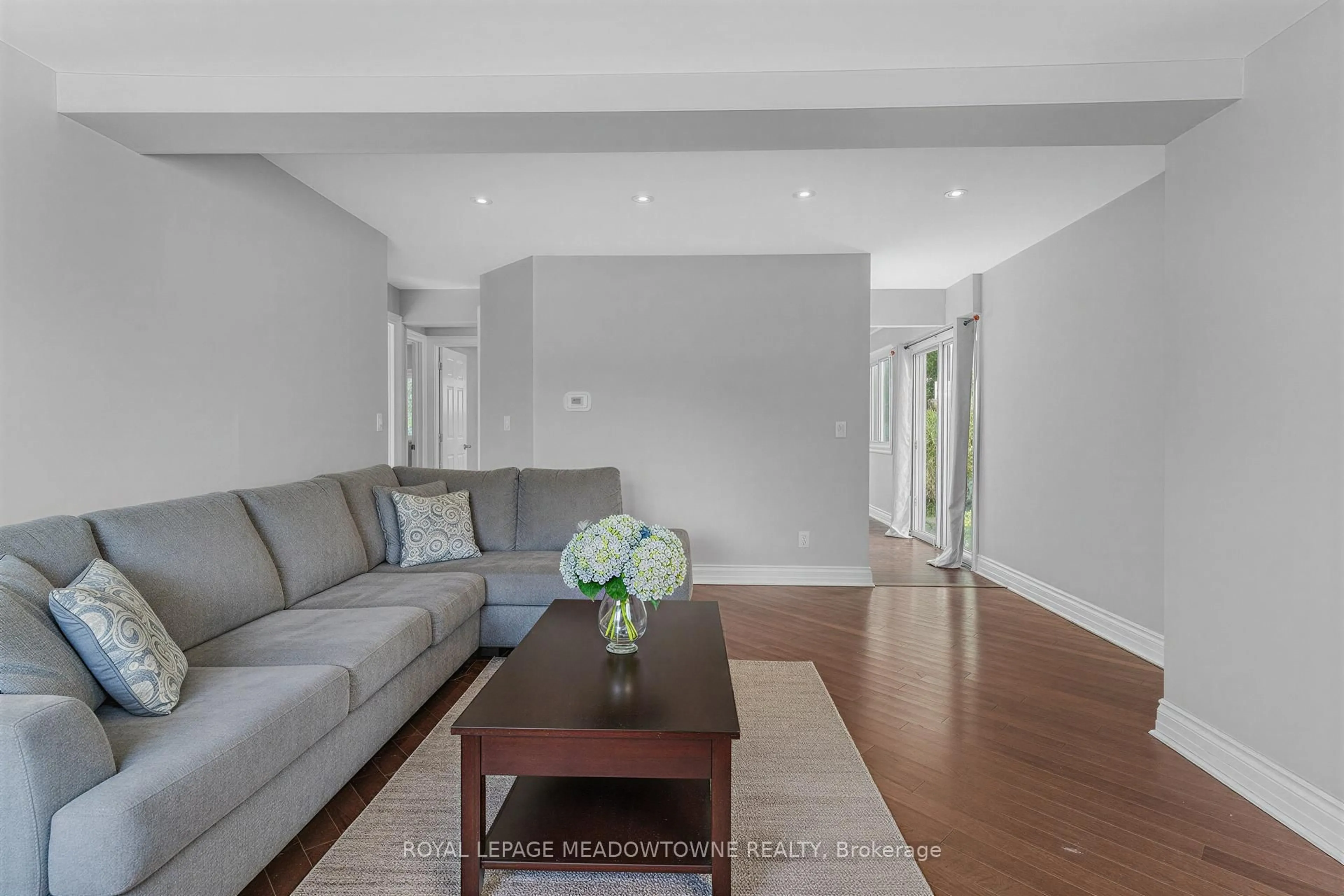 Living room with furniture, unknown for 1583 Merrittville Highway, Thorold Ontario L3B 1N5