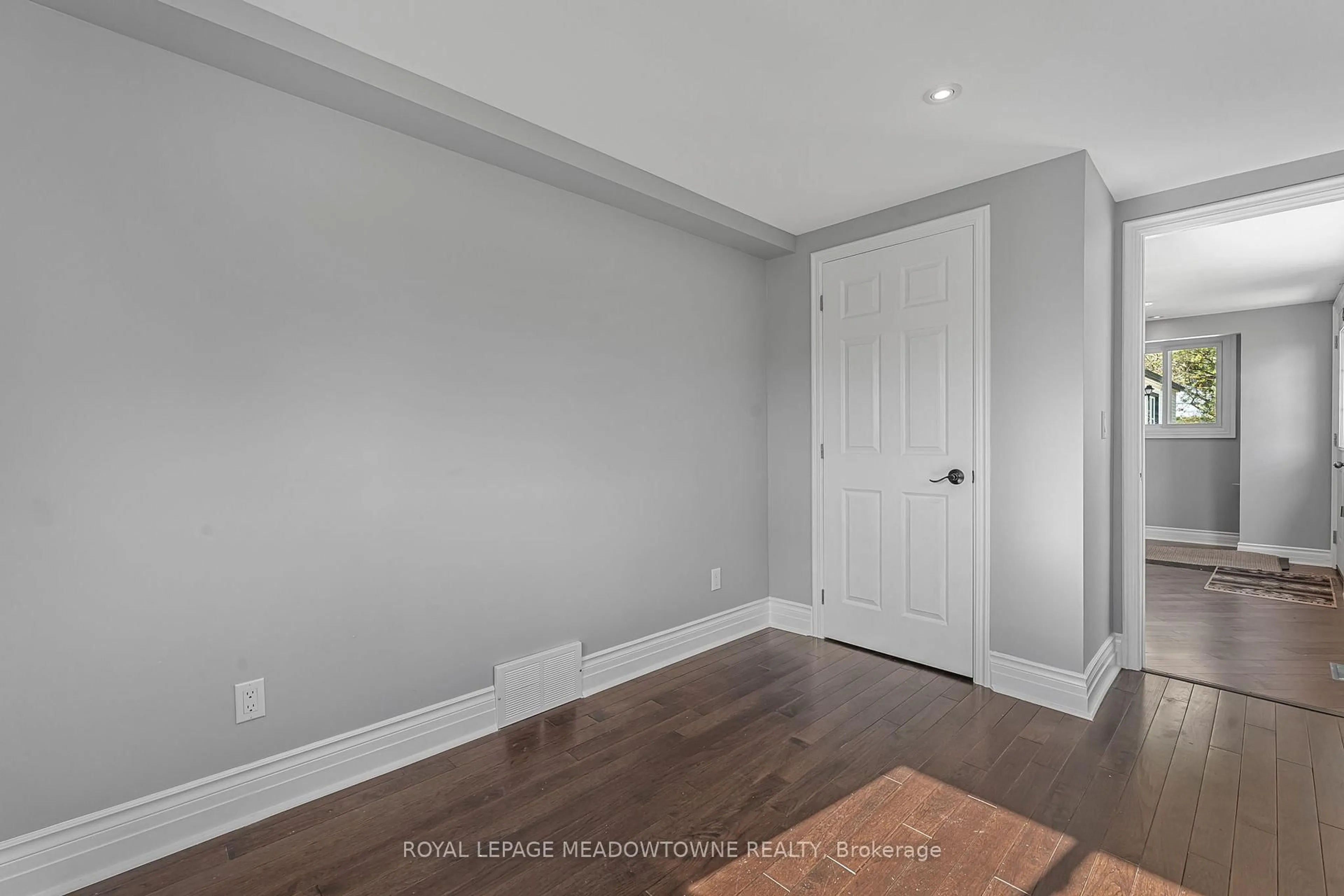 A pic of a room for 1583 Merrittville Highway, Thorold Ontario L3B 1N5
