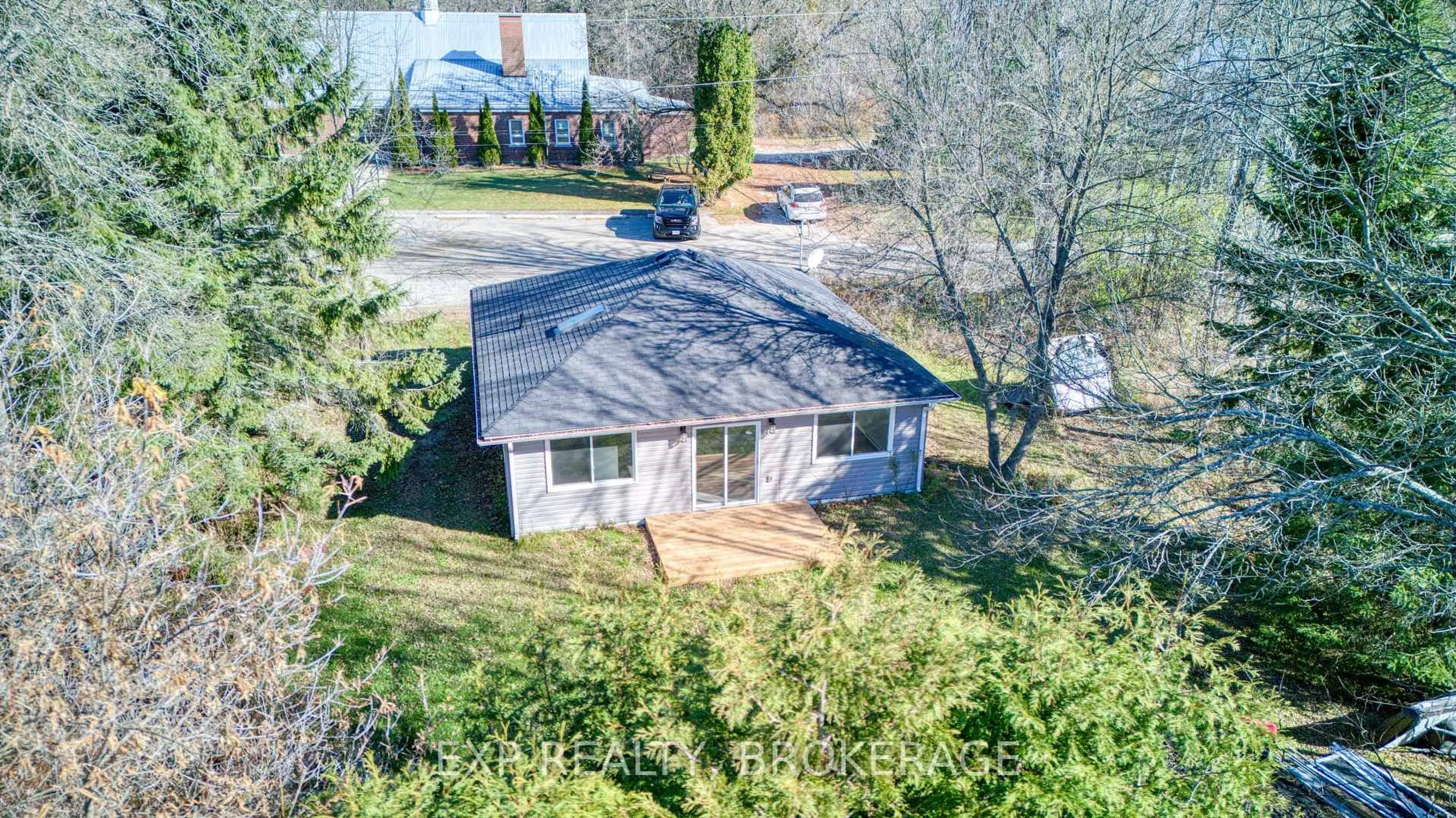 A pic from outside/outdoor area/front of a property/back of a property/a pic from drone, unknown for 1075 Railway St, Arden Ontario K0H 1B0