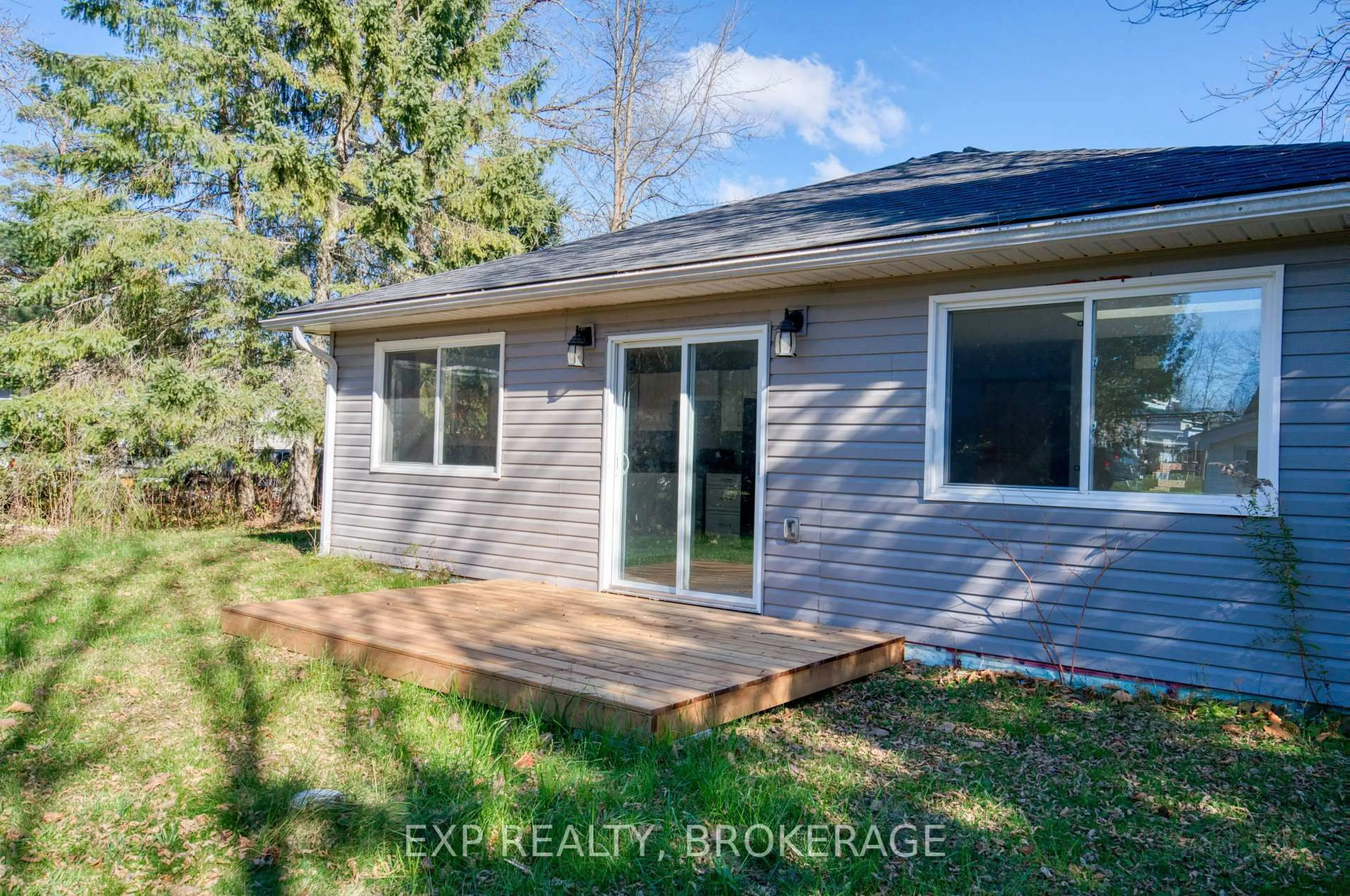 Home with vinyl exterior material, unknown for 1075 Railway St, Arden Ontario K0H 1B0