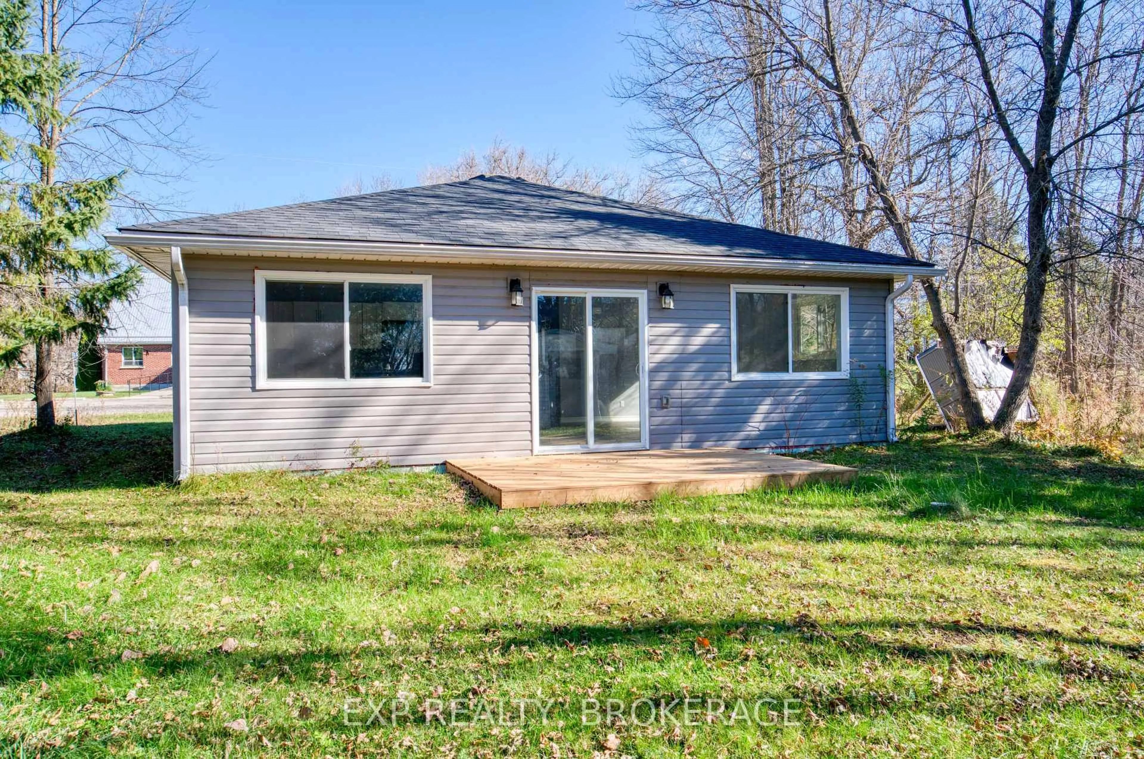 Home with vinyl exterior material, water/lake/river/ocean view for 1075 Railway St, Arden Ontario K0H 1B0