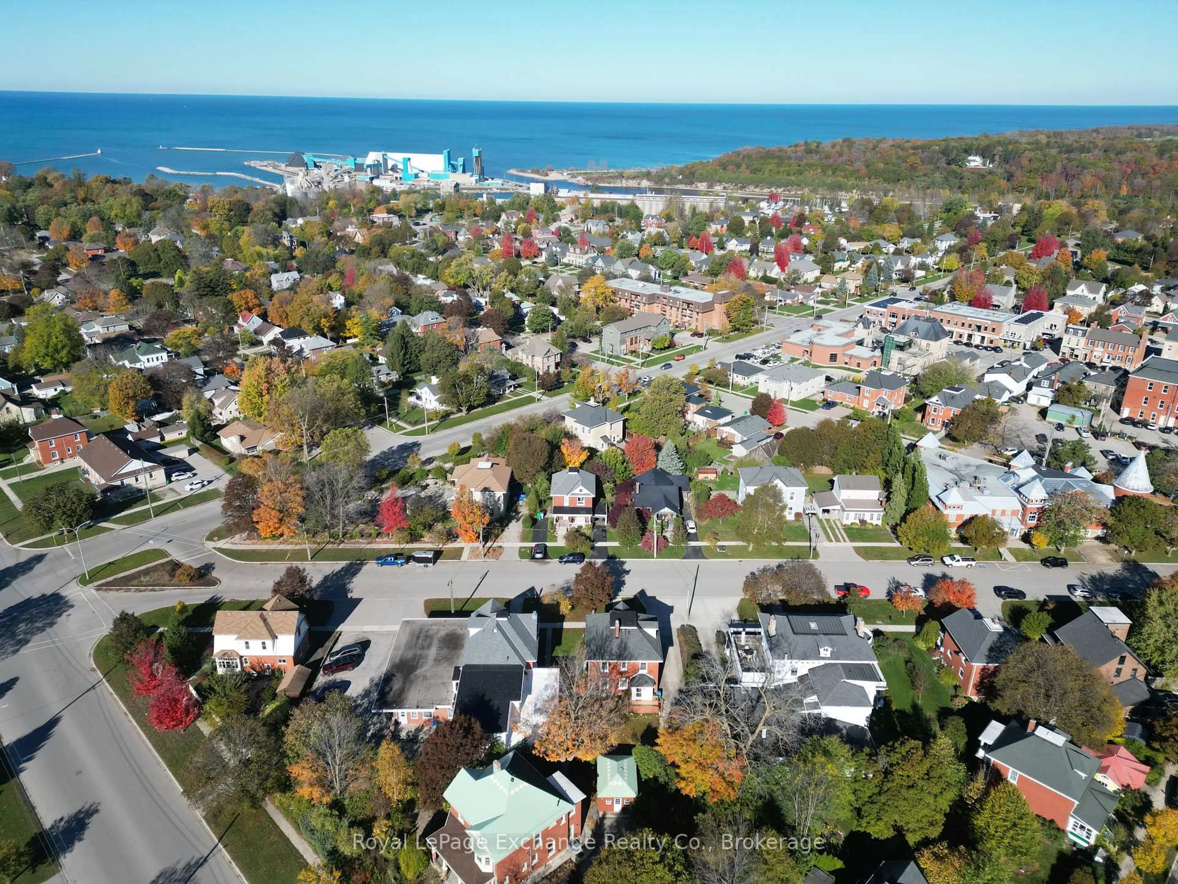 A pic from outside/outdoor area/front of a property/back of a property/a pic from drone, street for 77 Montreal St, Goderich Ontario N7A 2G5