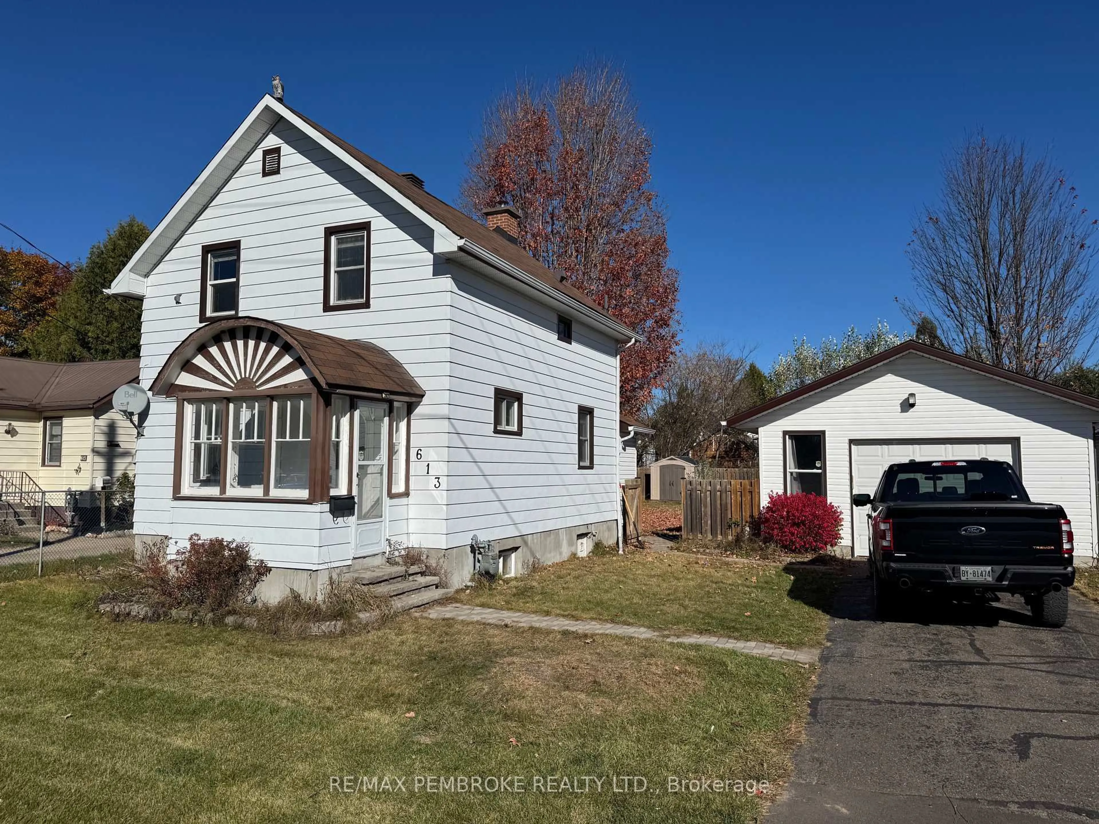 A pic from outside/outdoor area/front of a property/back of a property/a pic from drone, street for 613 Roy St, Pembroke Ontario K8A 6R9
