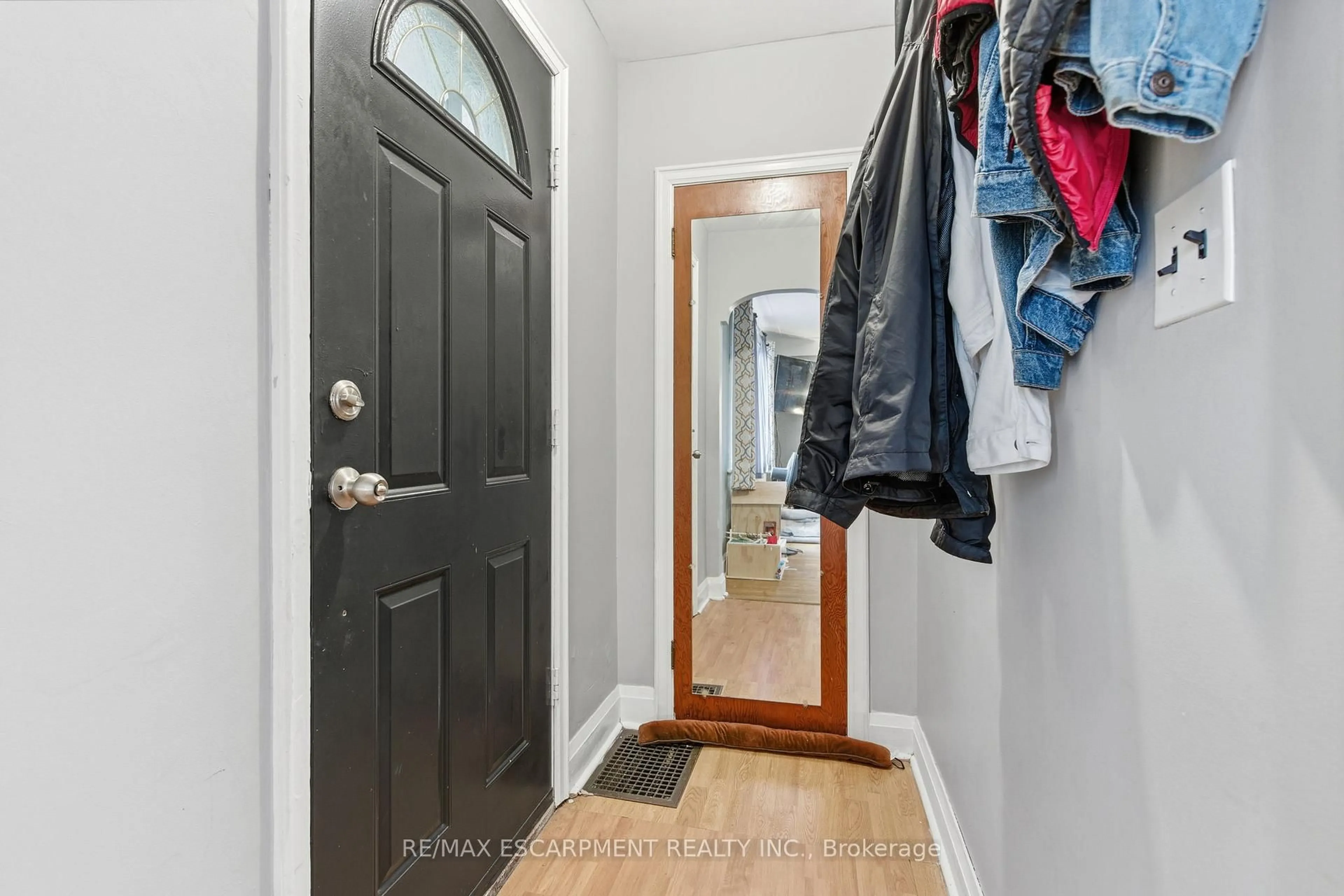 Indoor entryway for 58 Seven Oaks Dr, Hamilton Ontario L9A 4E2