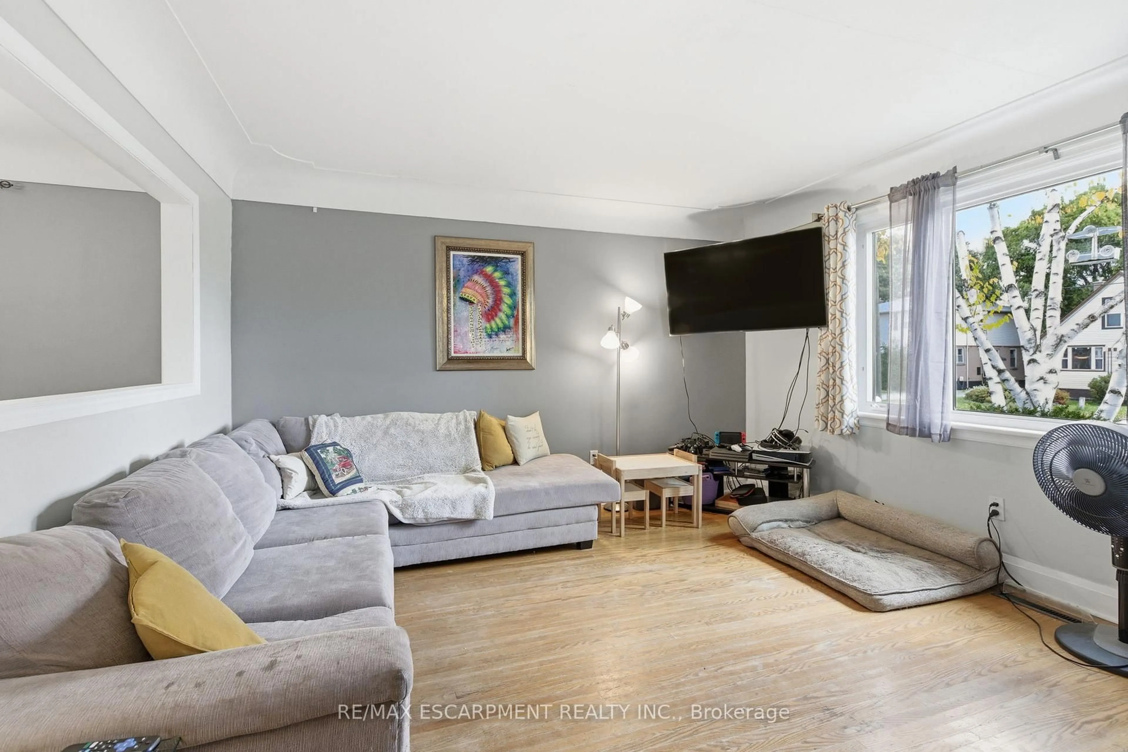 Living room with furniture, unknown for 58 Seven Oaks Dr, Hamilton Ontario L9A 4E2