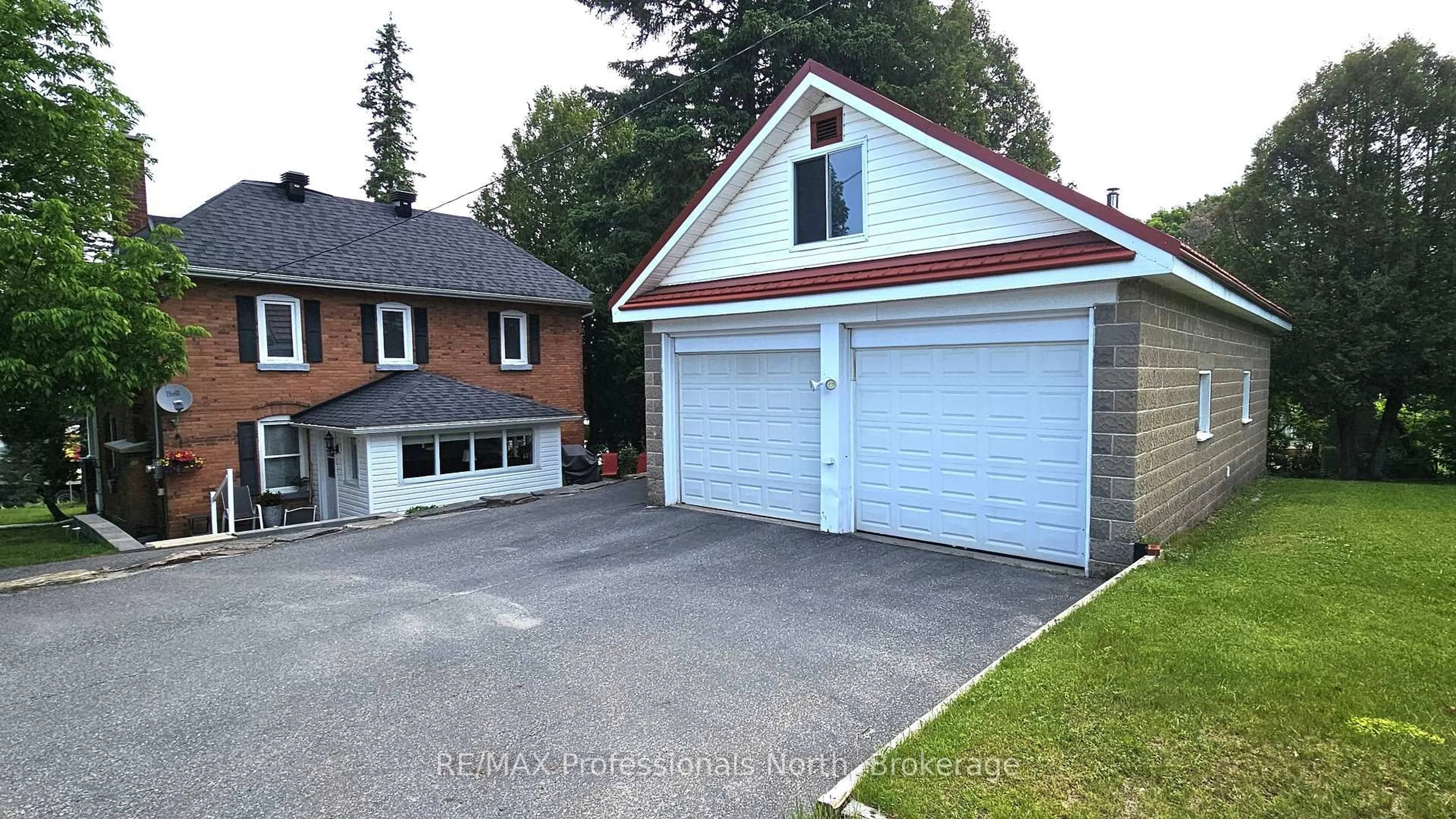 A pic from outside/outdoor area/front of a property/back of a property/a pic from drone, street for 133 Main St, Huntsville Ontario P1H 1W5