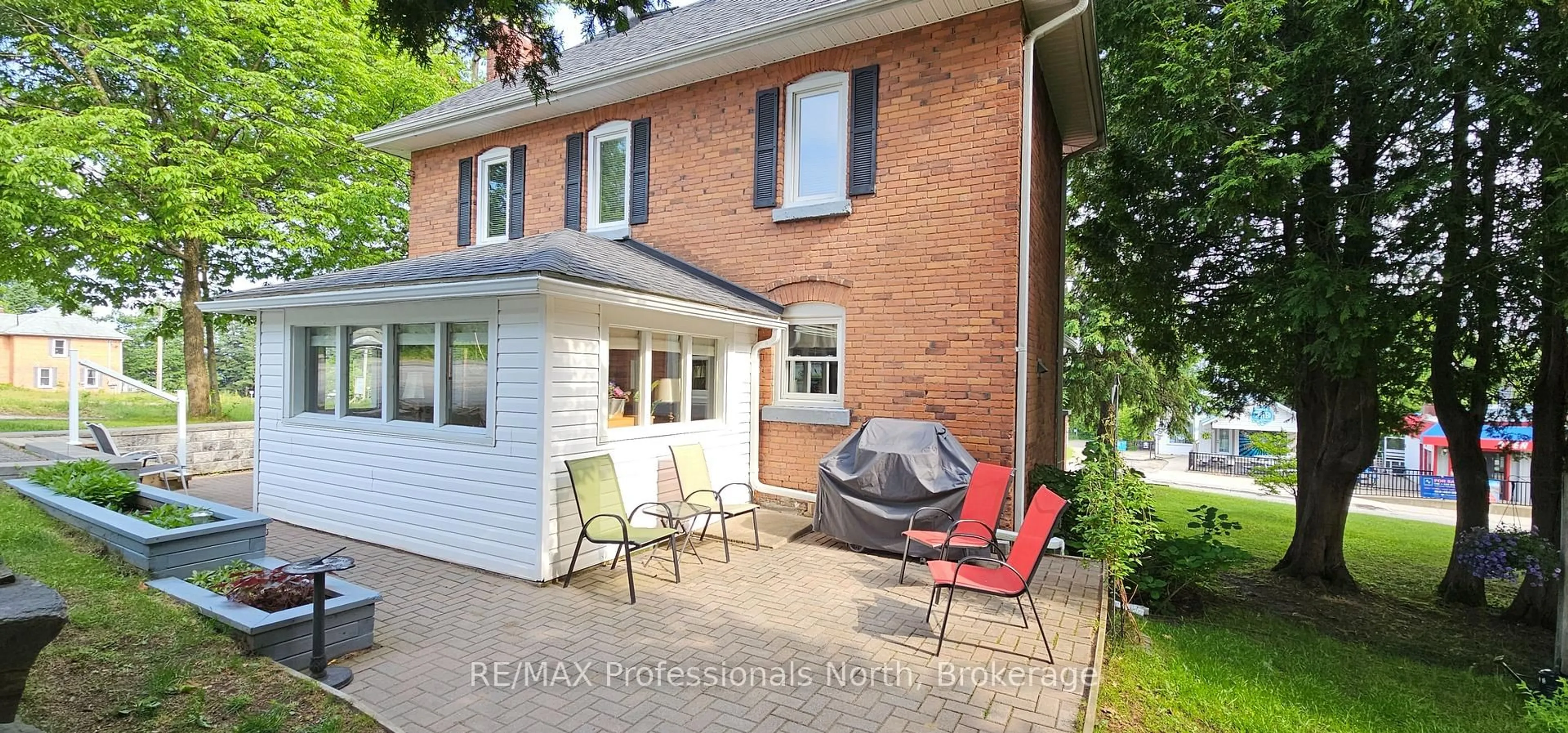 Patio, street for 133 Main St, Huntsville Ontario P1H 1W5