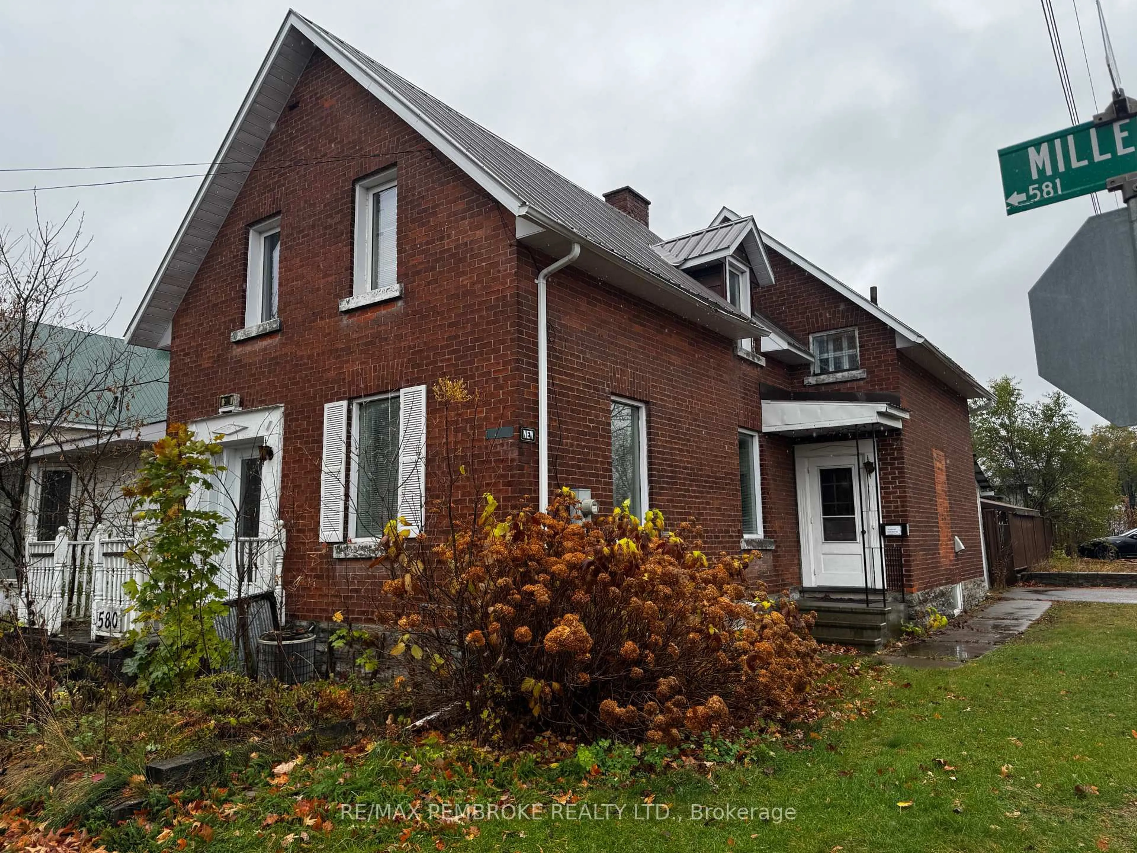 Home with brick exterior material, building for 580 Miller St, Pembroke Ontario K8A 5Z9