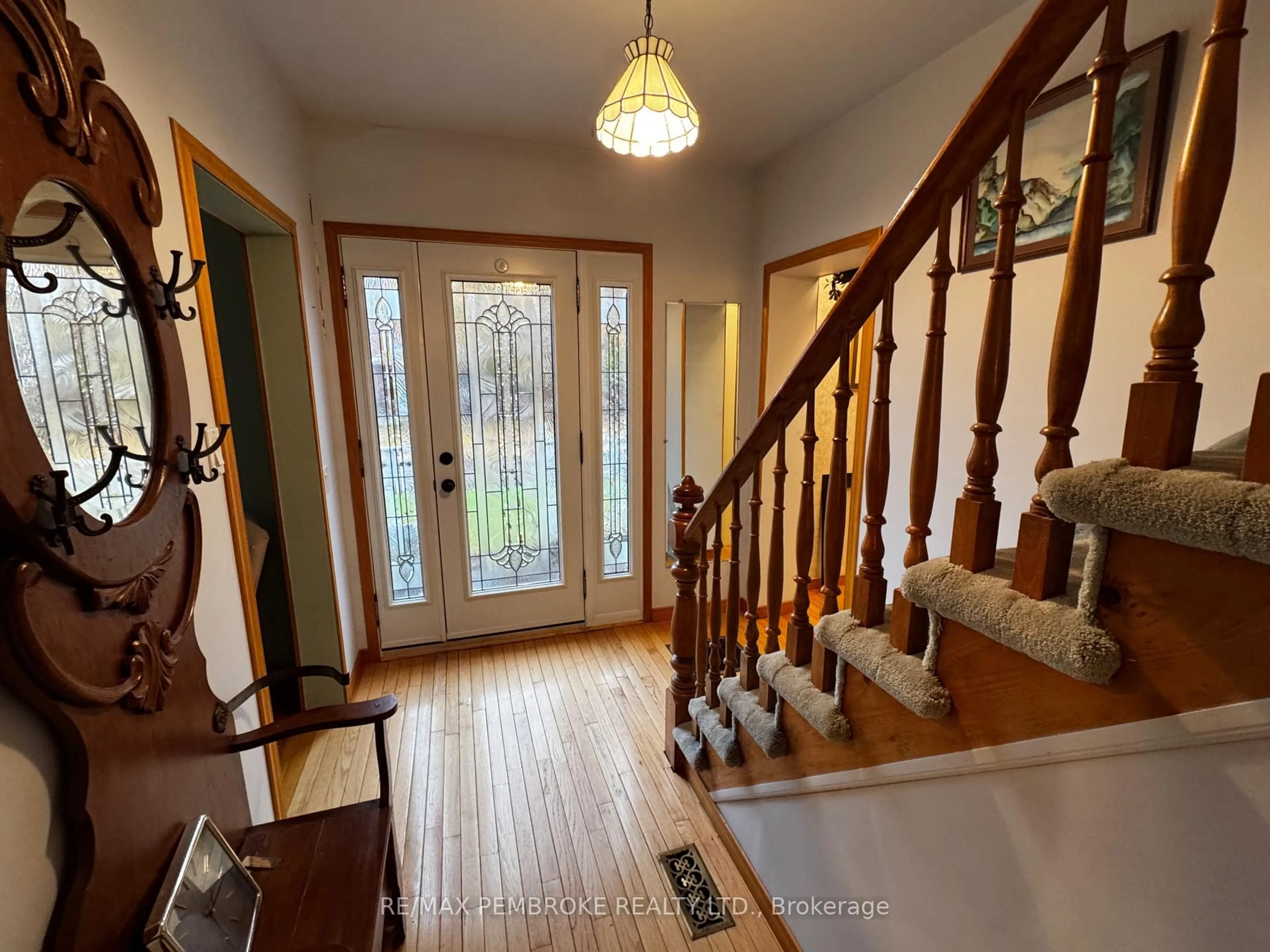 Indoor entryway for 580 Miller St, Pembroke Ontario K8A 5Z9