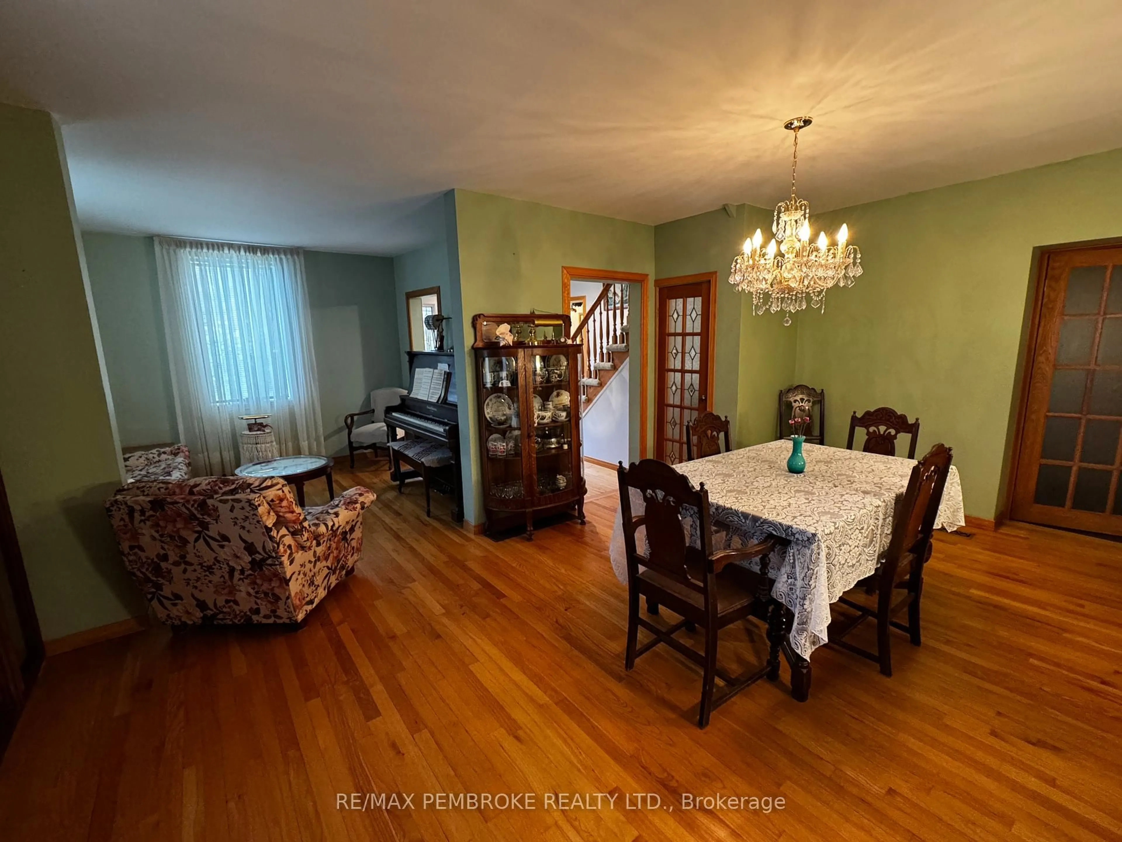 Dining room, unknown for 580 Miller St, Pembroke Ontario K8A 5Z9