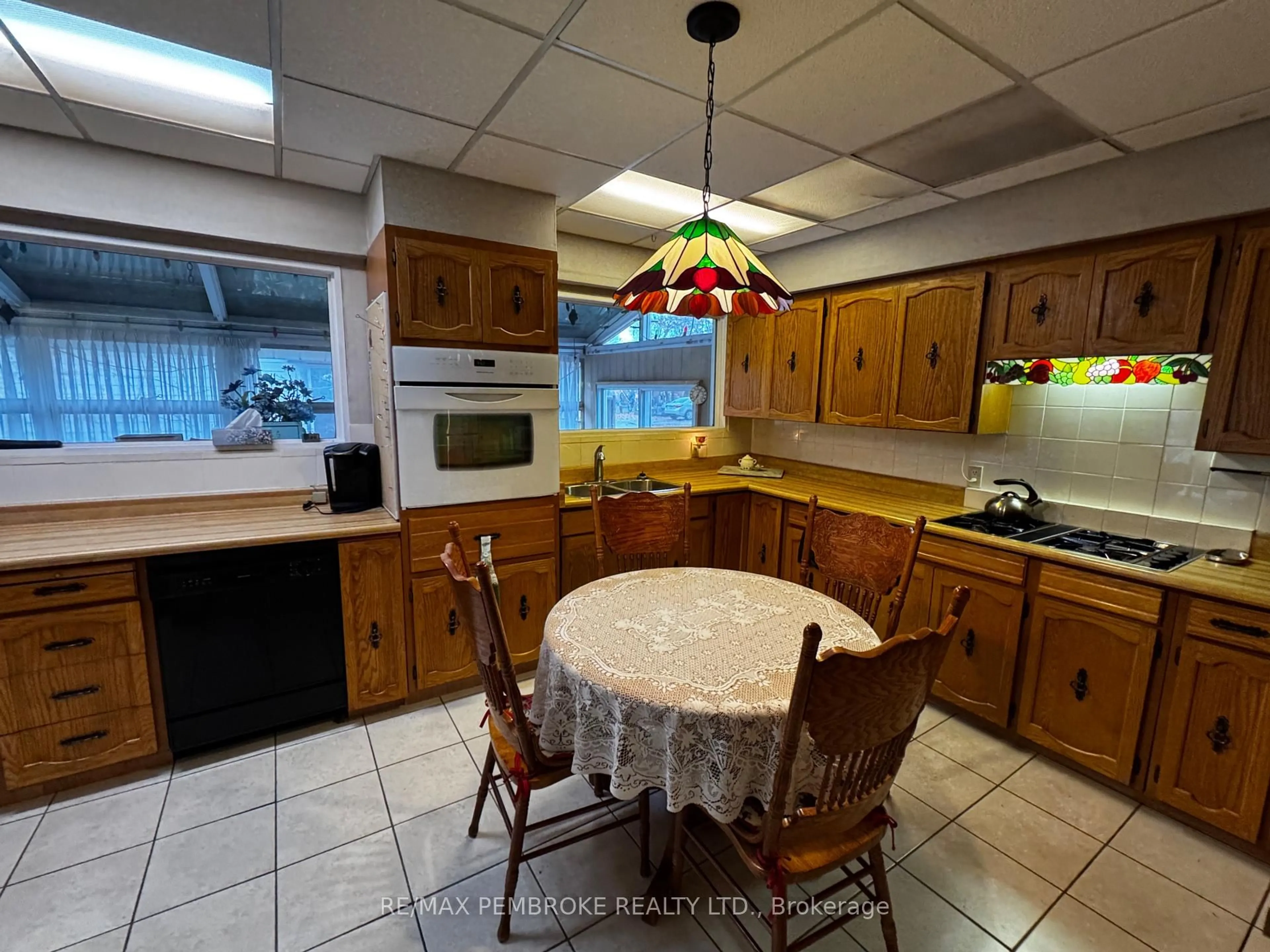 Standard kitchen, ceramic/tile floor for 580 Miller St, Pembroke Ontario K8A 5Z9