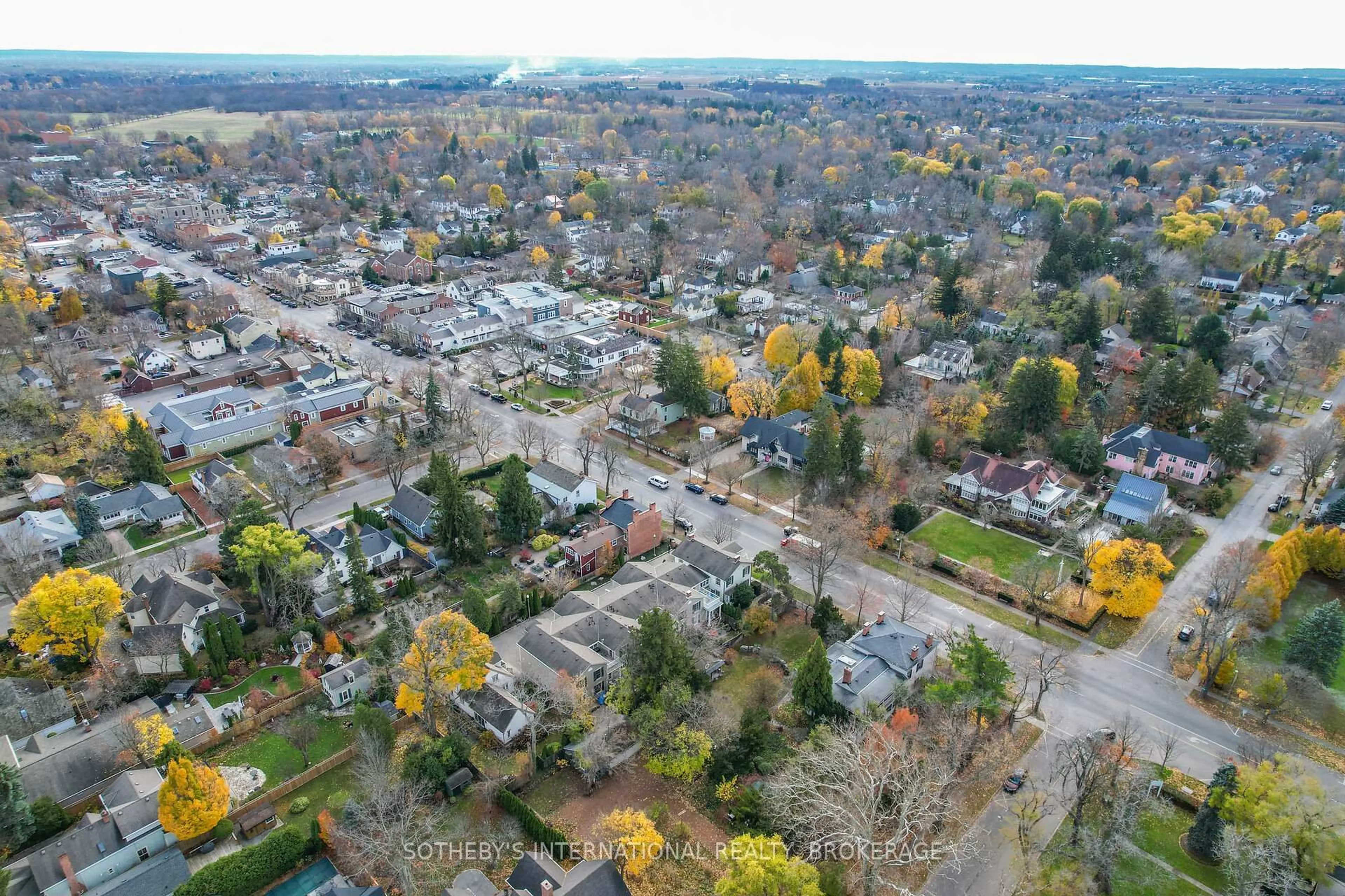 A pic from outside/outdoor area/front of a property/back of a property/a pic from drone, street for 175 Queen St #4, Niagara-on-the-Lake Ontario L0S 1J0