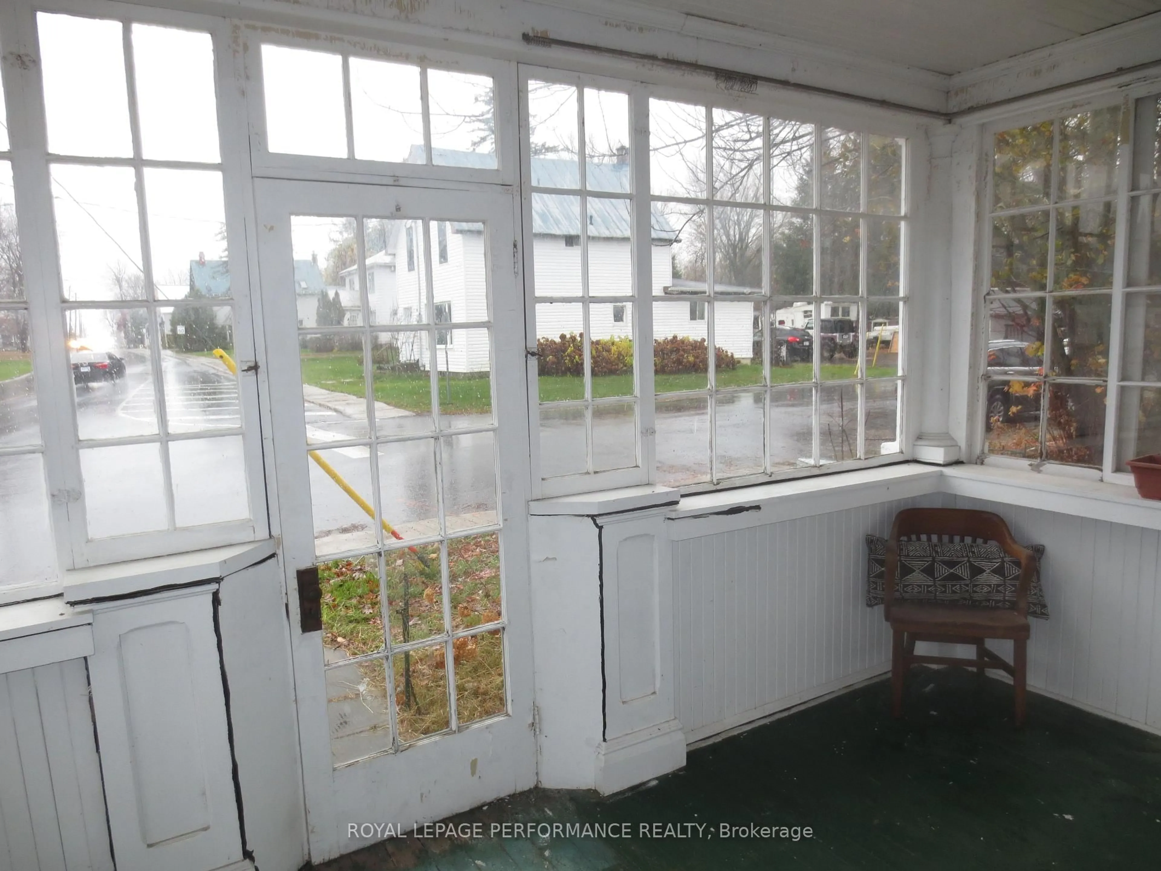 Indoor foyer for 18491 Hughie Munro St, North Glengarry Ontario K0C 1B0