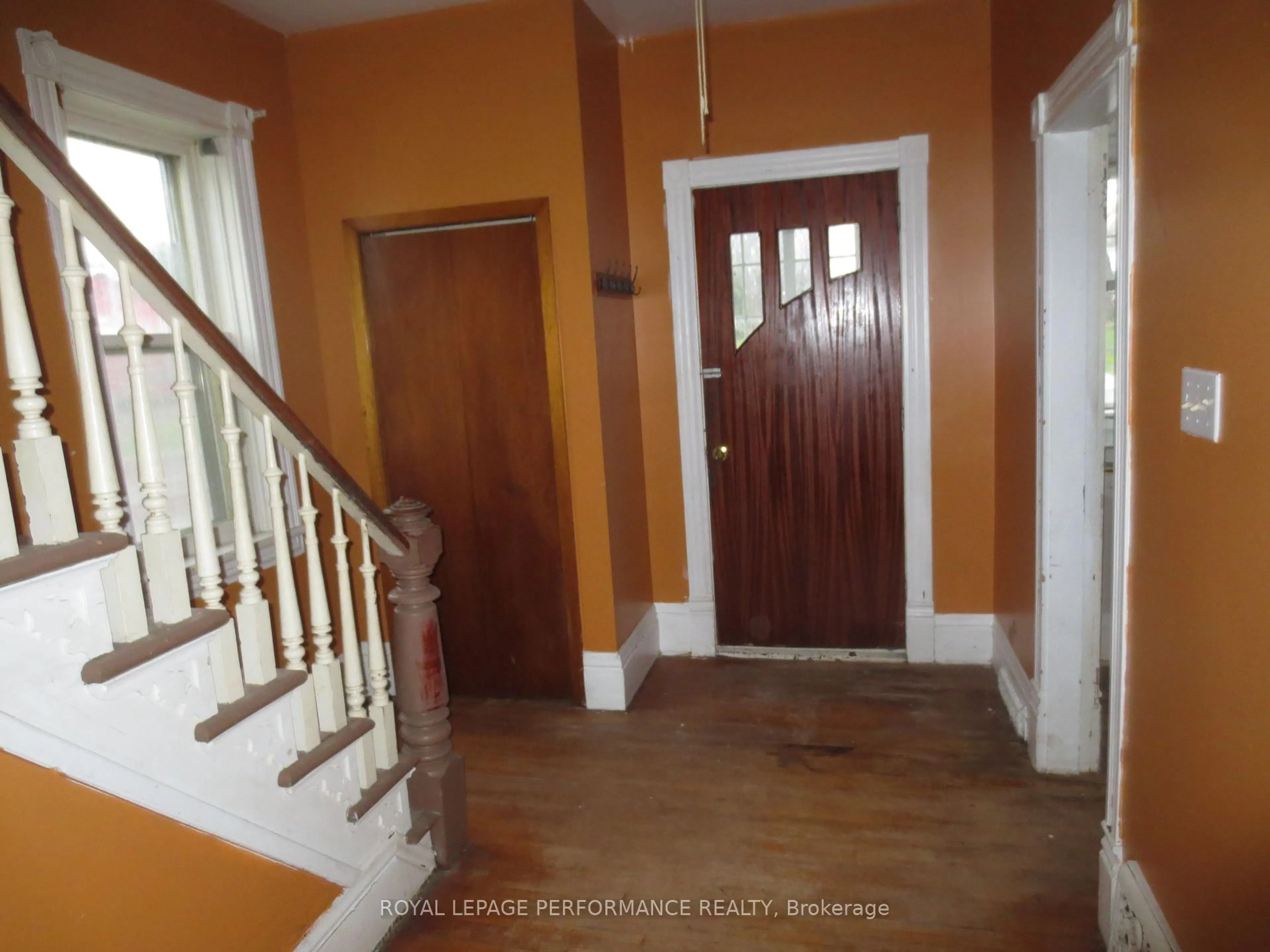 Indoor foyer for 18491 Hughie Munro St, North Glengarry Ontario K0C 1B0