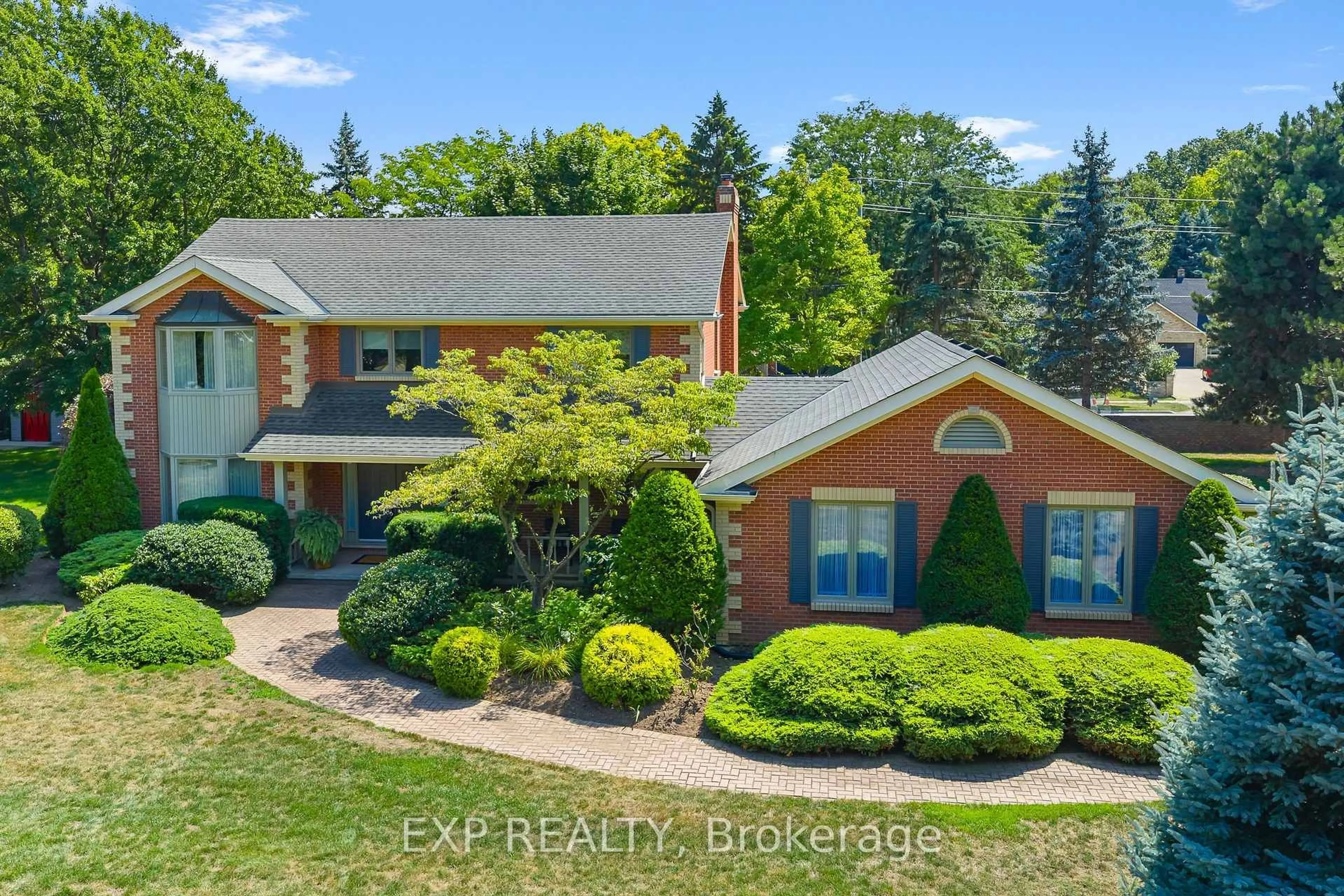 A pic from outside/outdoor area/front of a property/back of a property/a pic from drone, street for 6748 January Dr, Niagara Falls Ontario L2J 4J4