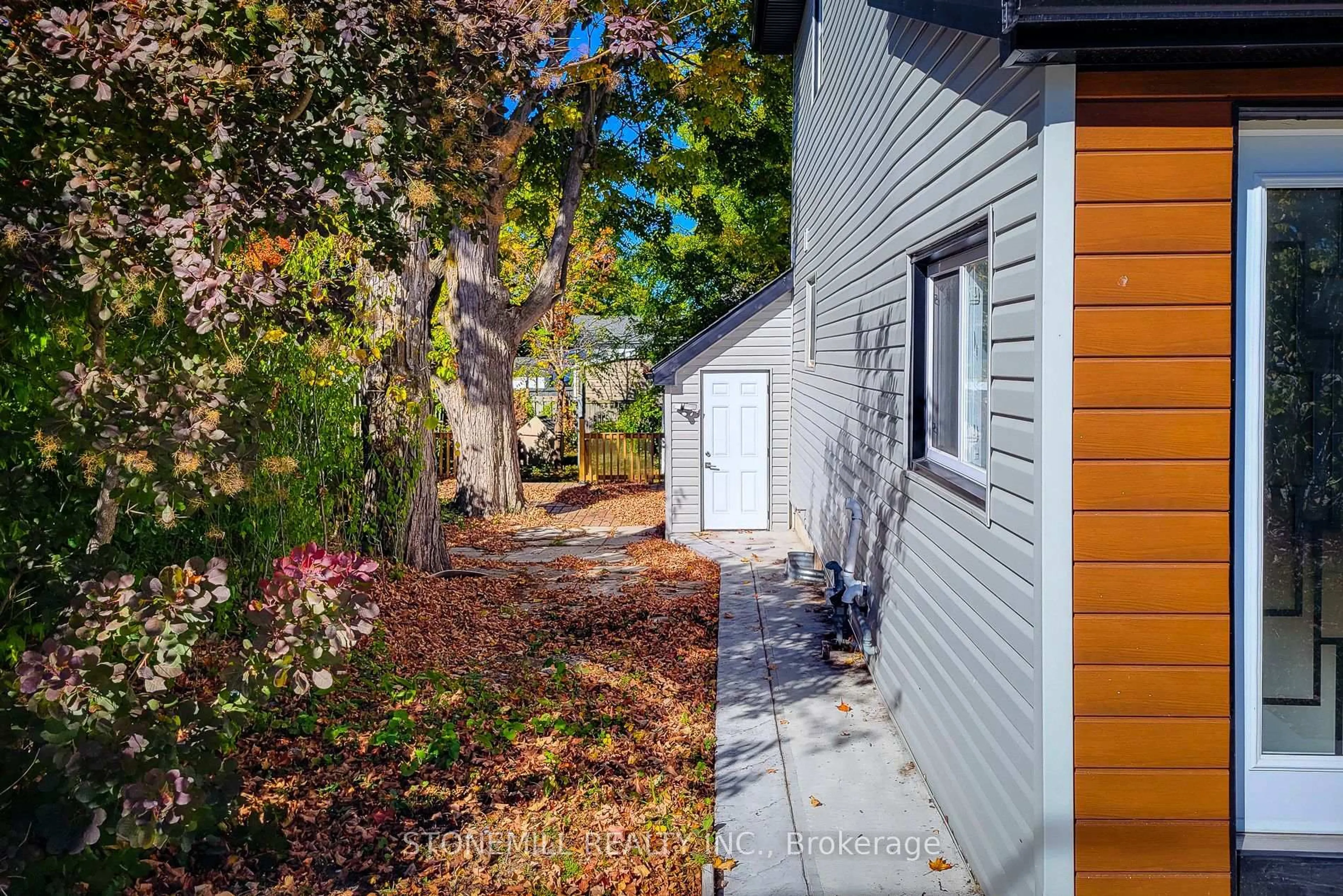 A pic from outside/outdoor area/front of a property/back of a property/a pic from drone, street for 727 College Ave, Woodstock Ontario N4S 2C7