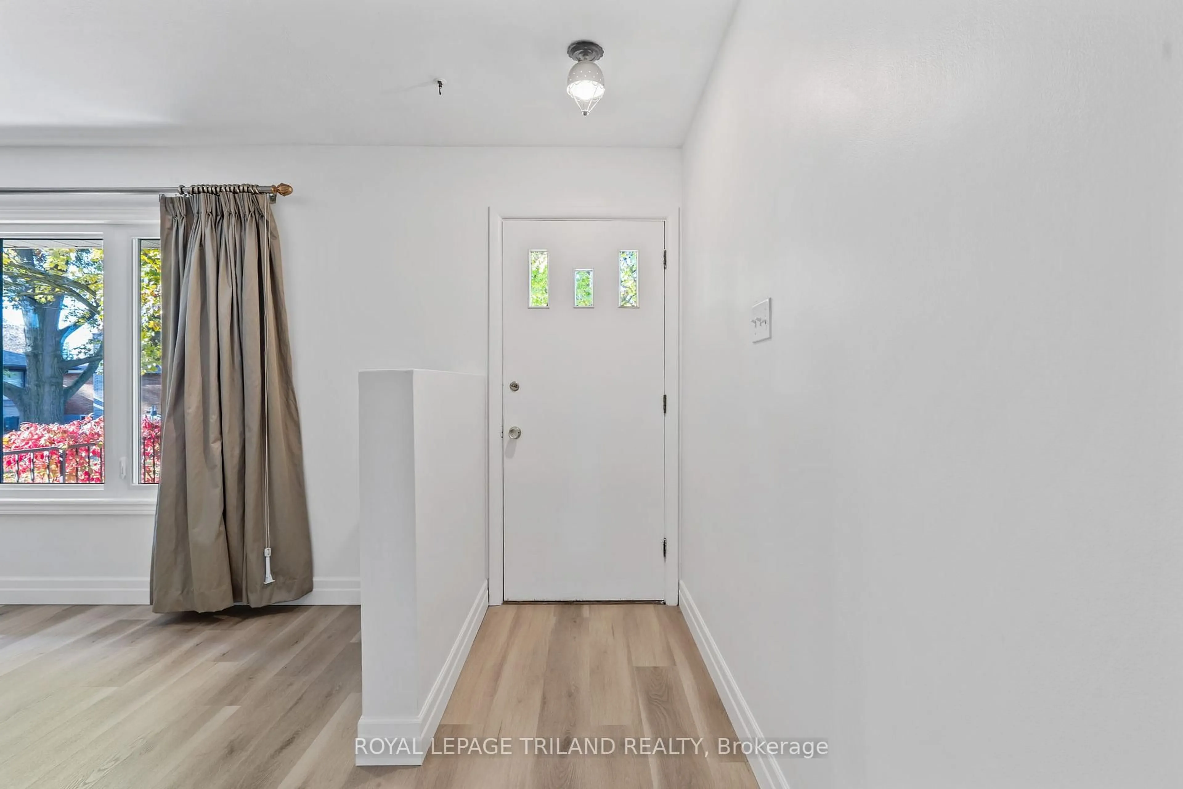 Indoor entryway for 178 Kirkland Cres, London East Ontario N5W 5C1