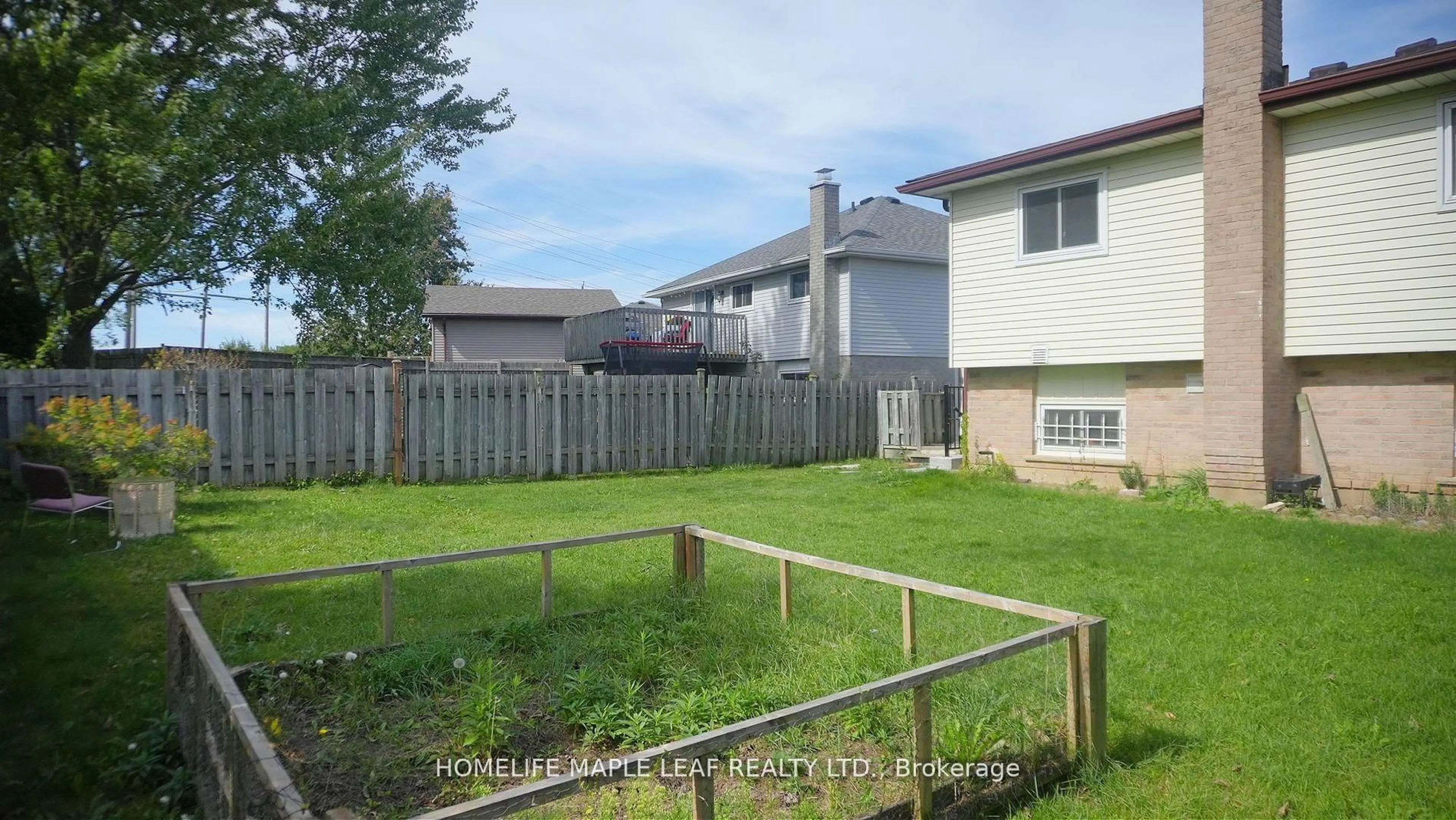 A pic from outside/outdoor area/front of a property/back of a property/a pic from drone, unknown for 42 Newbury Dr, Kitchener Ontario N2N 2X6