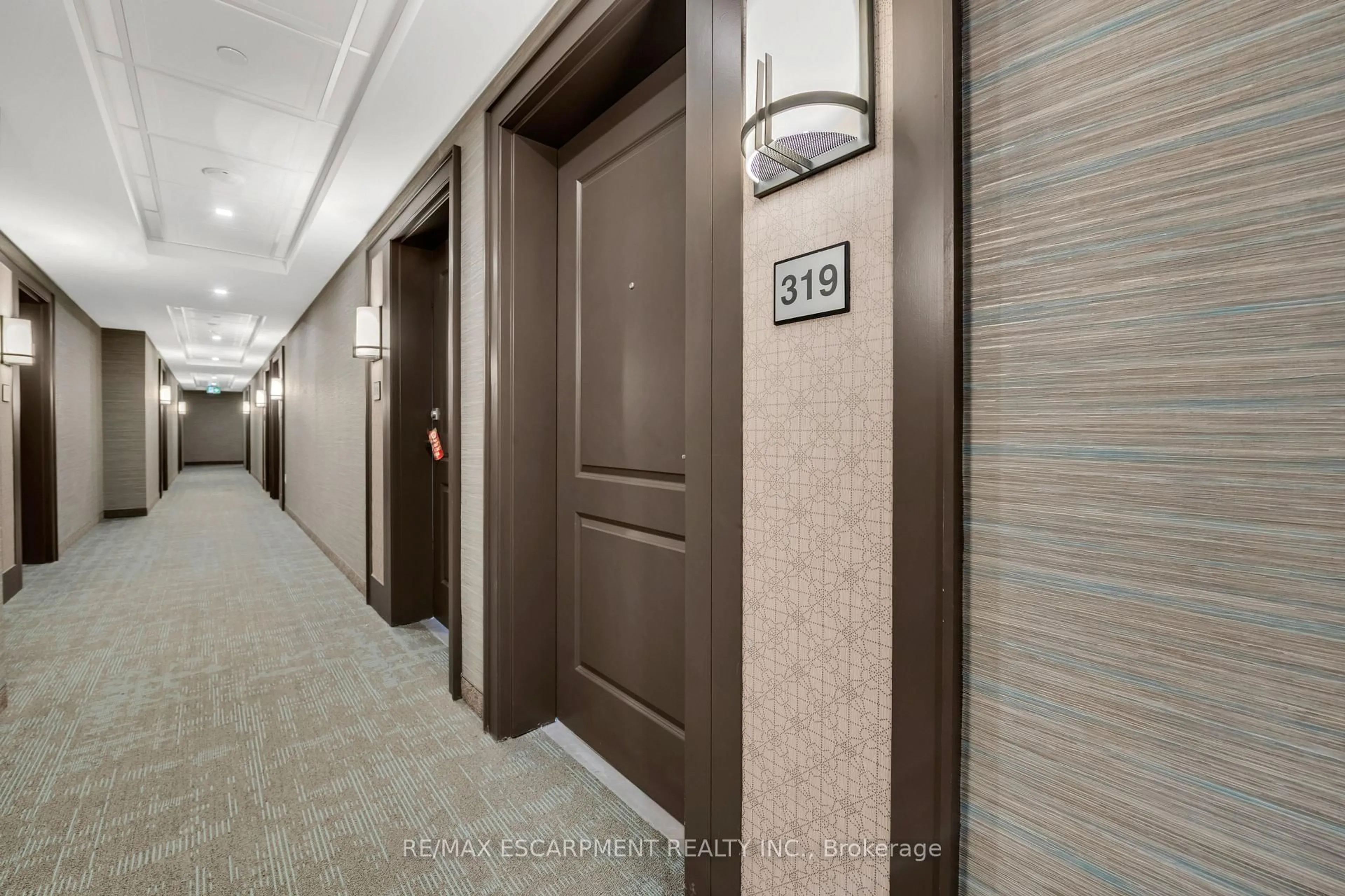 Indoor foyer for 450 Dundas St #319, Hamilton Ontario L8B 1Z2