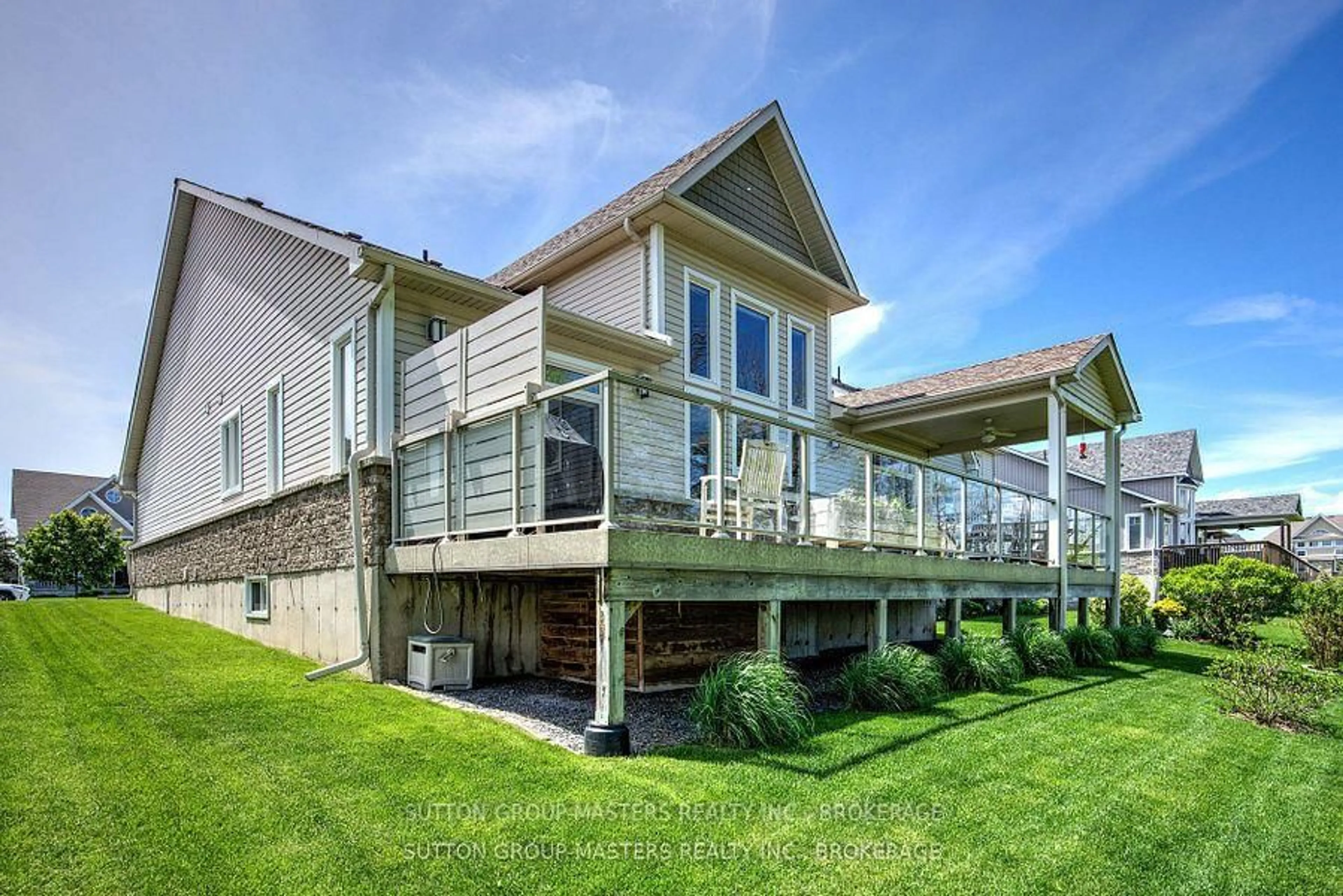 Home with vinyl exterior material, water/lake/river/ocean view for 125 Country Club Dr, Bath Ontario K0H 1G0