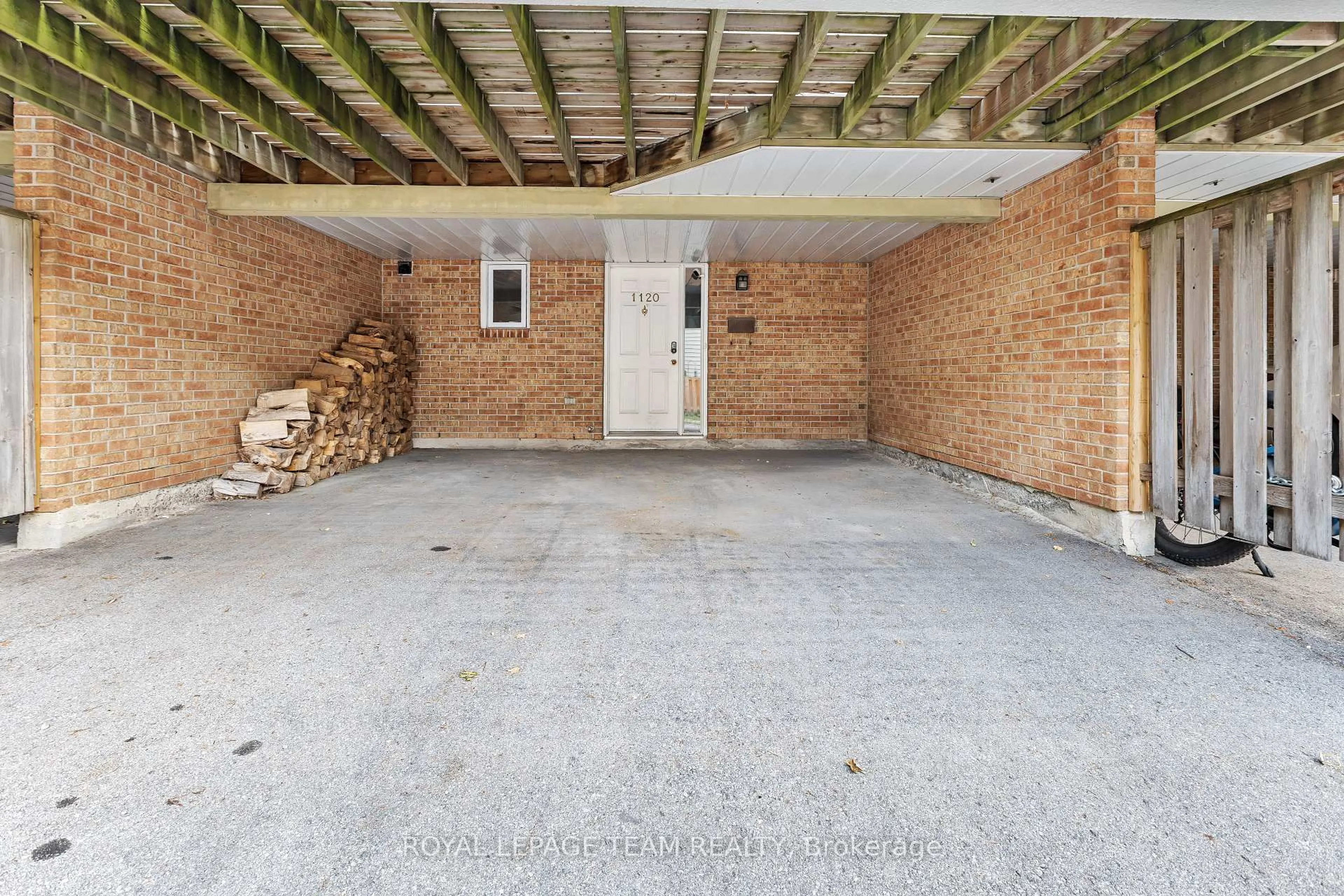 Indoor garage for 1120 Chimney Hill Way, Ottawa Ontario K1J 8Z6