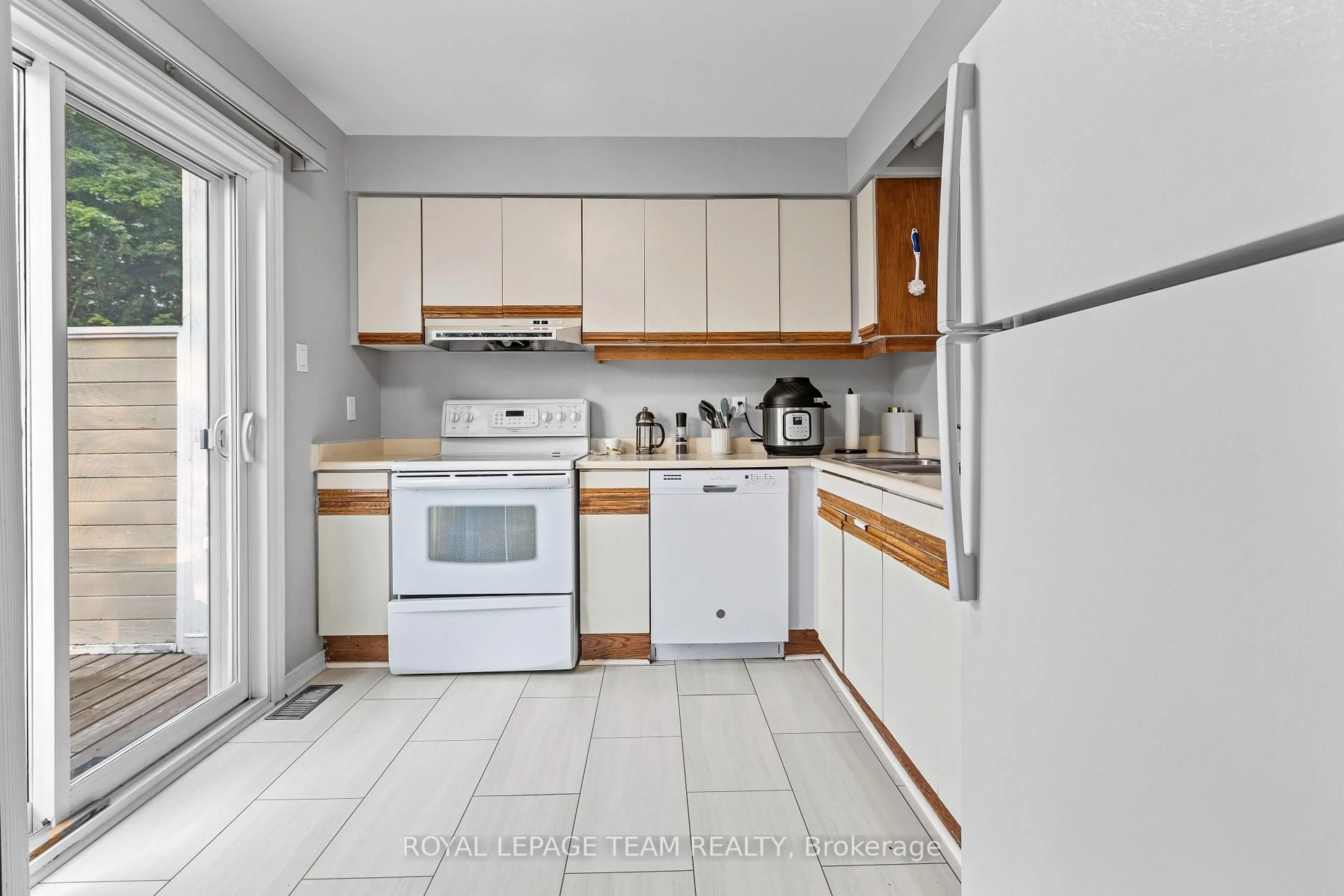 Standard kitchen, ceramic/tile floor for 1120 Chimney Hill Way, Ottawa Ontario K1J 8Z6