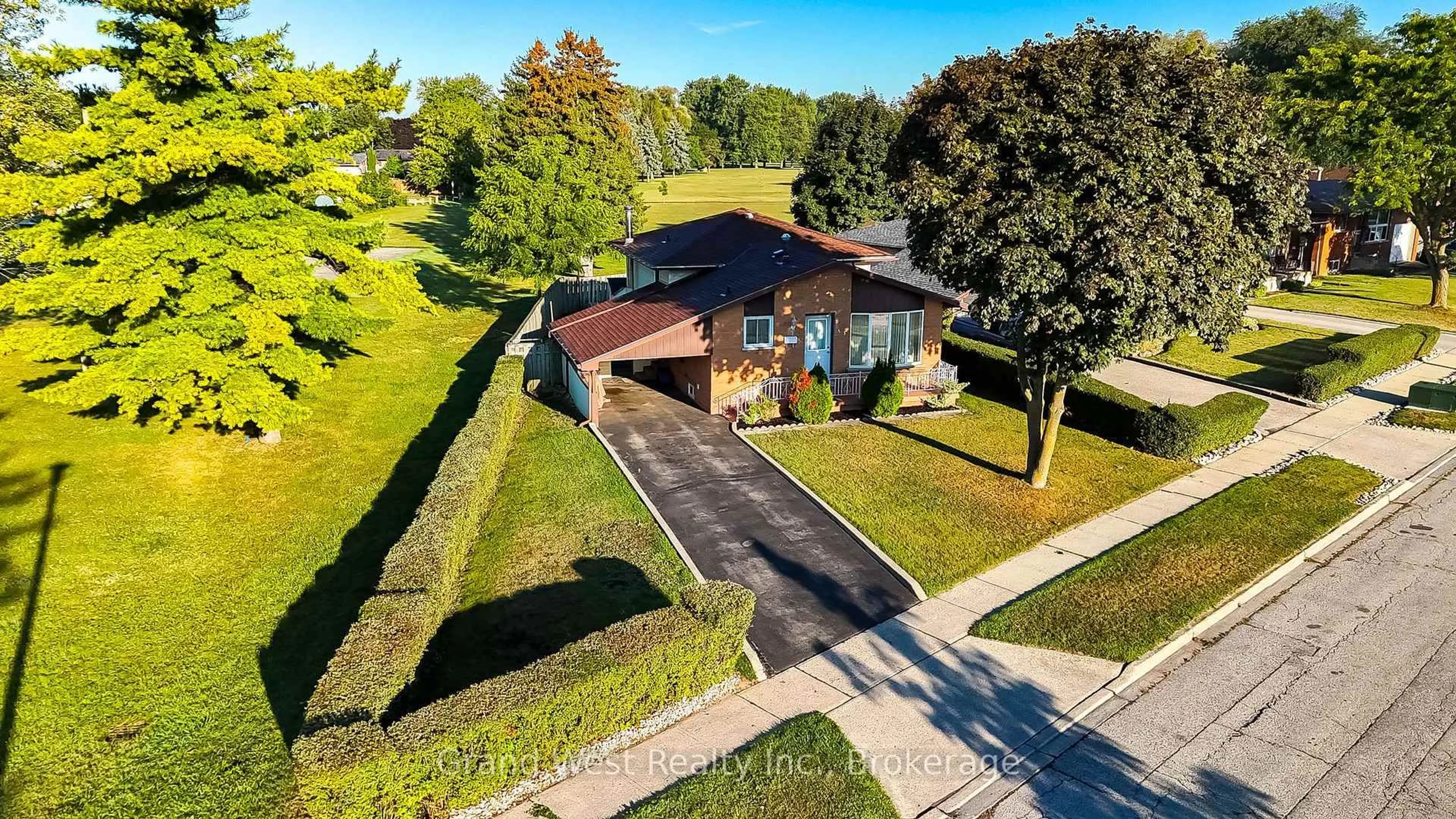 A pic from outside/outdoor area/front of a property/back of a property/a pic from drone, street for 53 MOSCRIP Rd, Cambridge Ontario N1R 5Y8