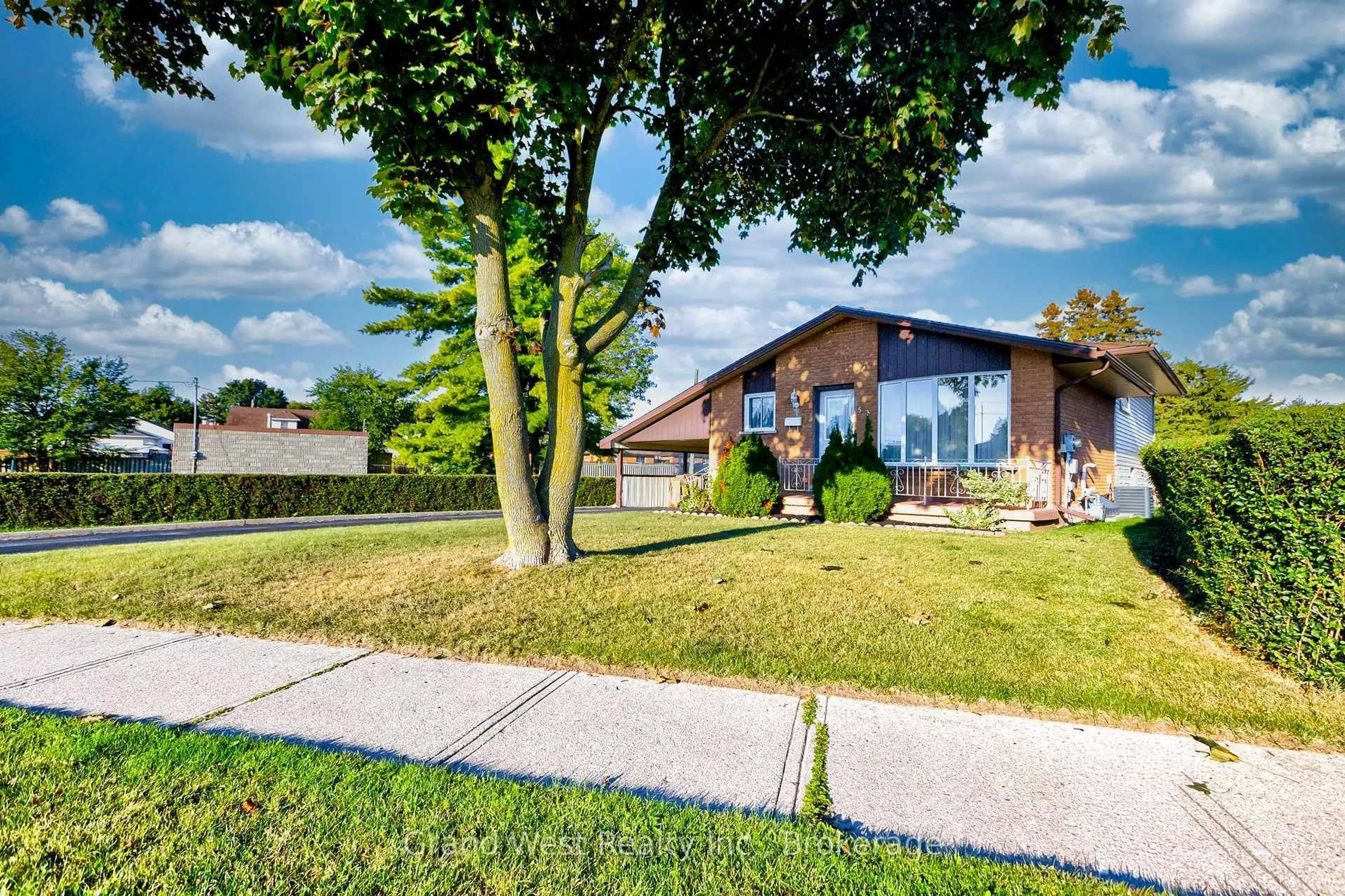 A pic from outside/outdoor area/front of a property/back of a property/a pic from drone, street for 53 MOSCRIP Rd, Cambridge Ontario N1R 5Y8