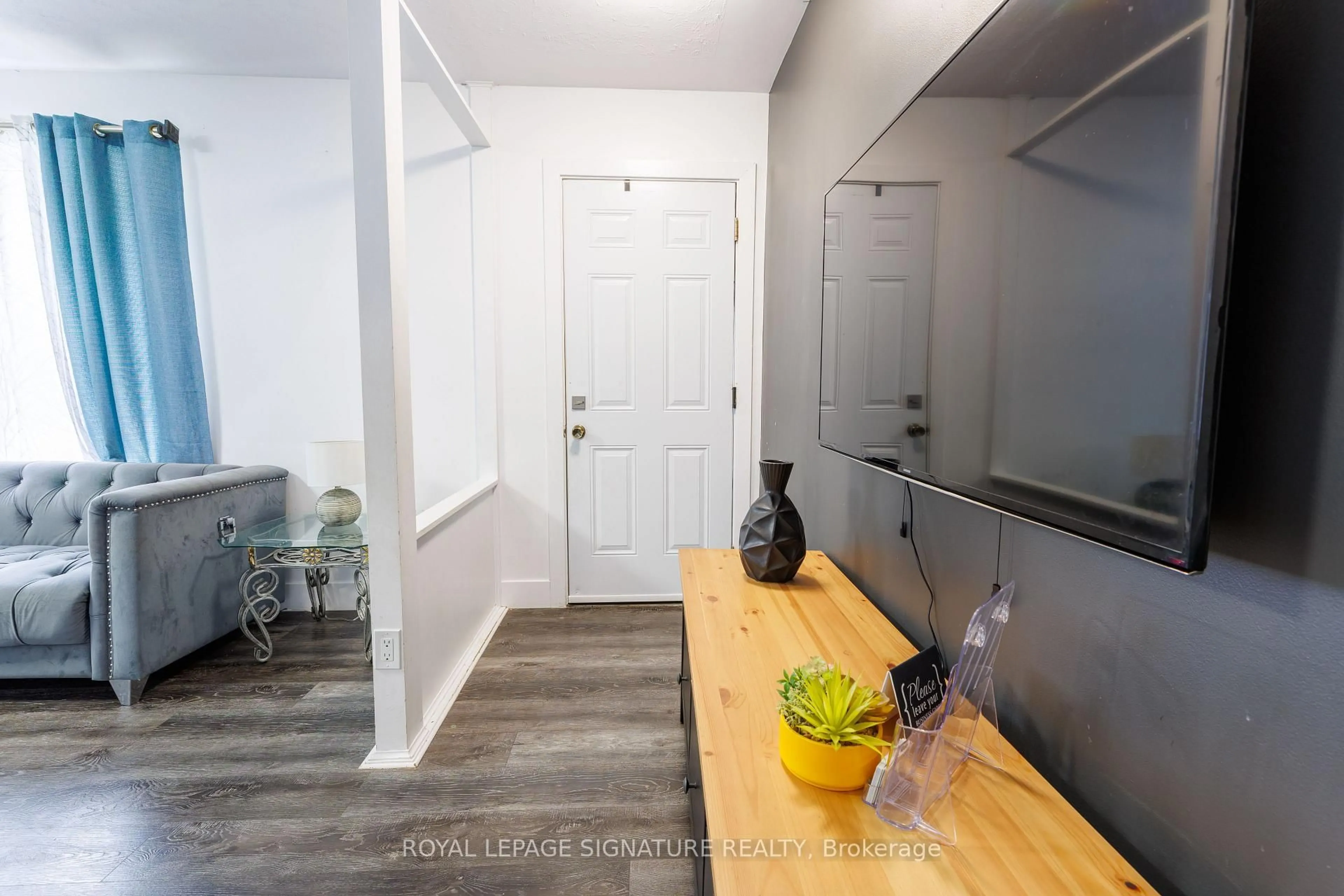 Indoor entryway for 18 Silverdale Cres, London South Ontario N5Z 4A4