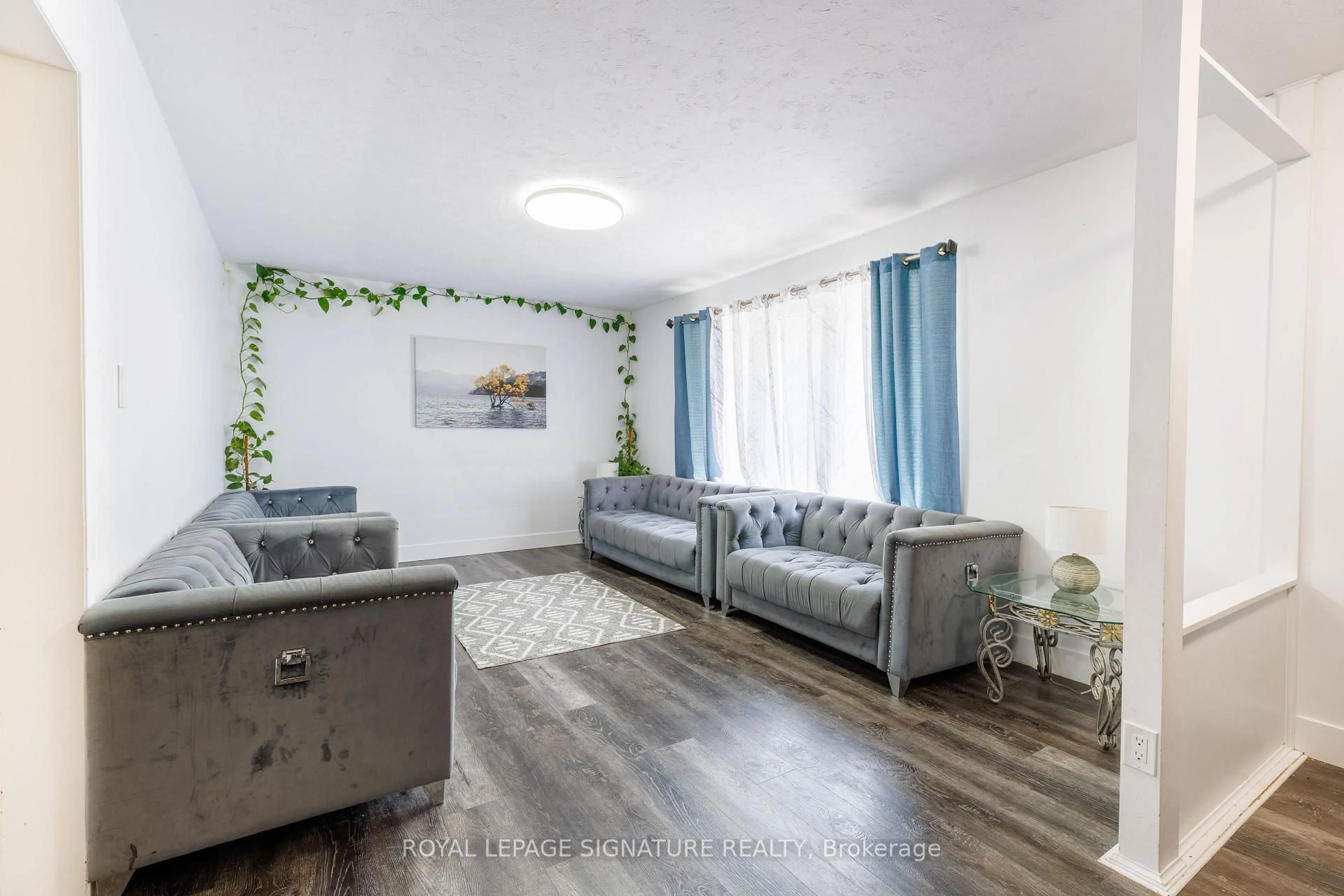 Living room with furniture, wood/laminate floor for 18 Silverdale Cres, London South Ontario N5Z 4A4