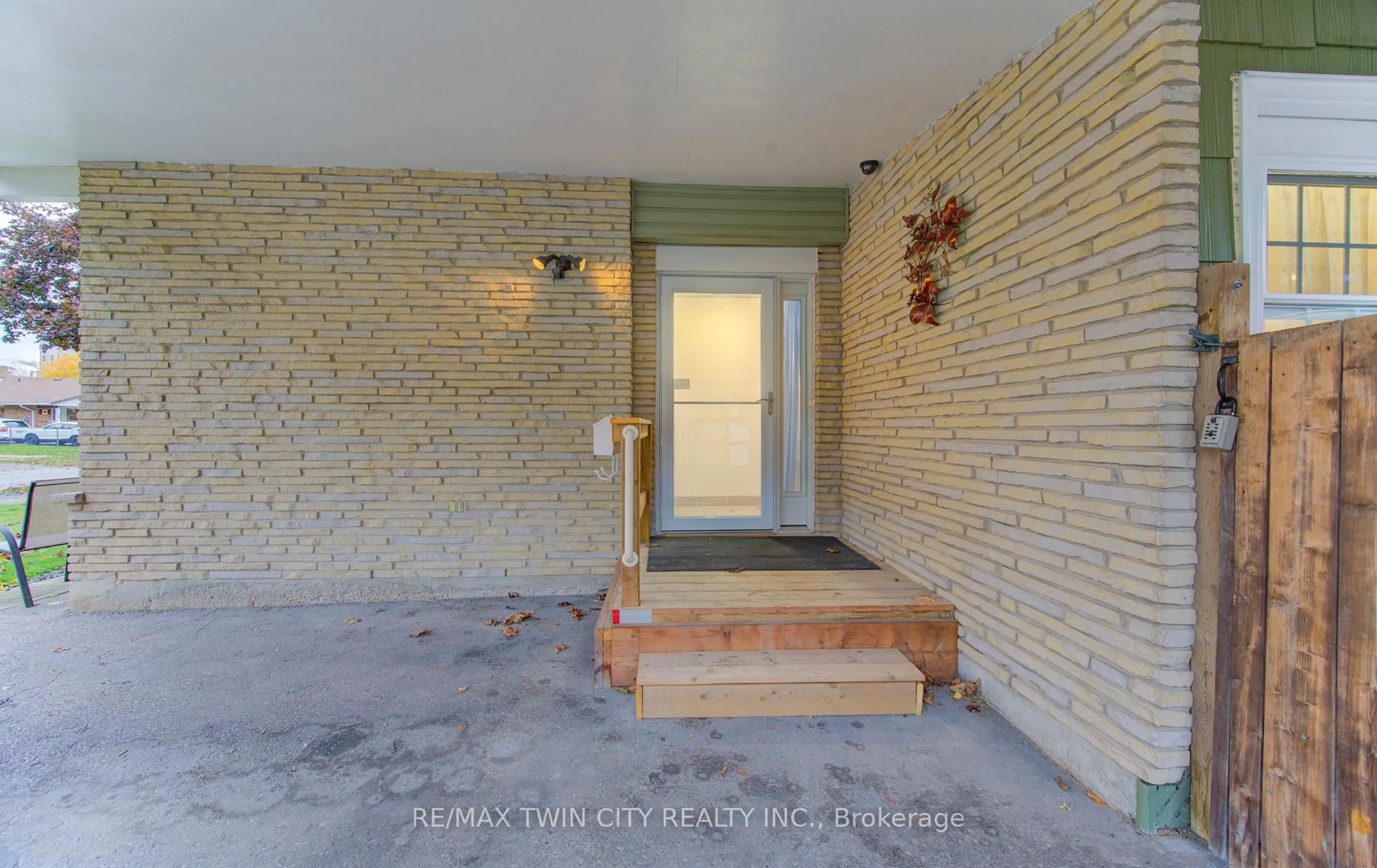 Unknown for 114 Selkirk Dr, Kitchener Ontario N2E 1M4