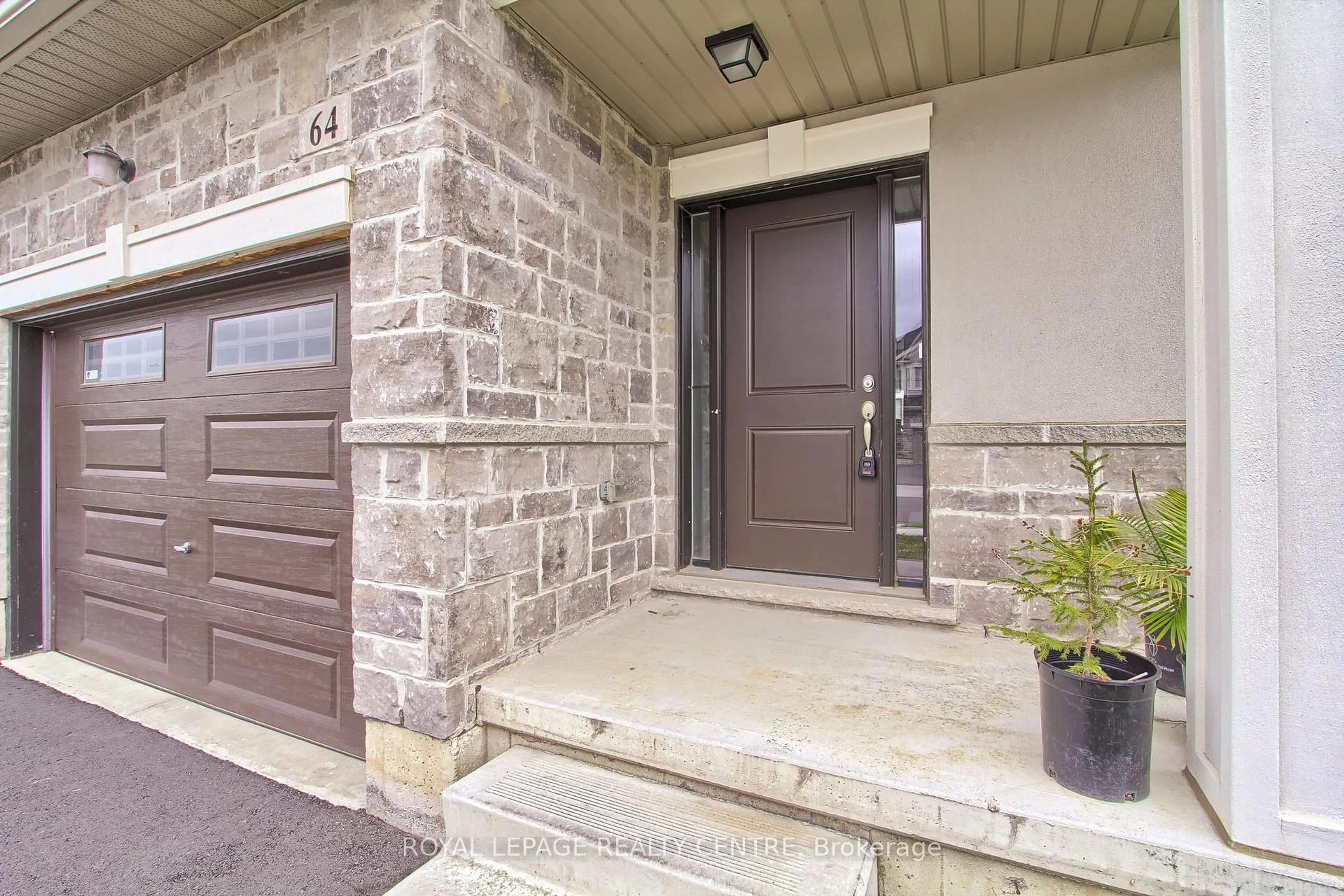 Indoor entryway for 64 Genoa Dr, Hamilton Ontario L9B 0J8
