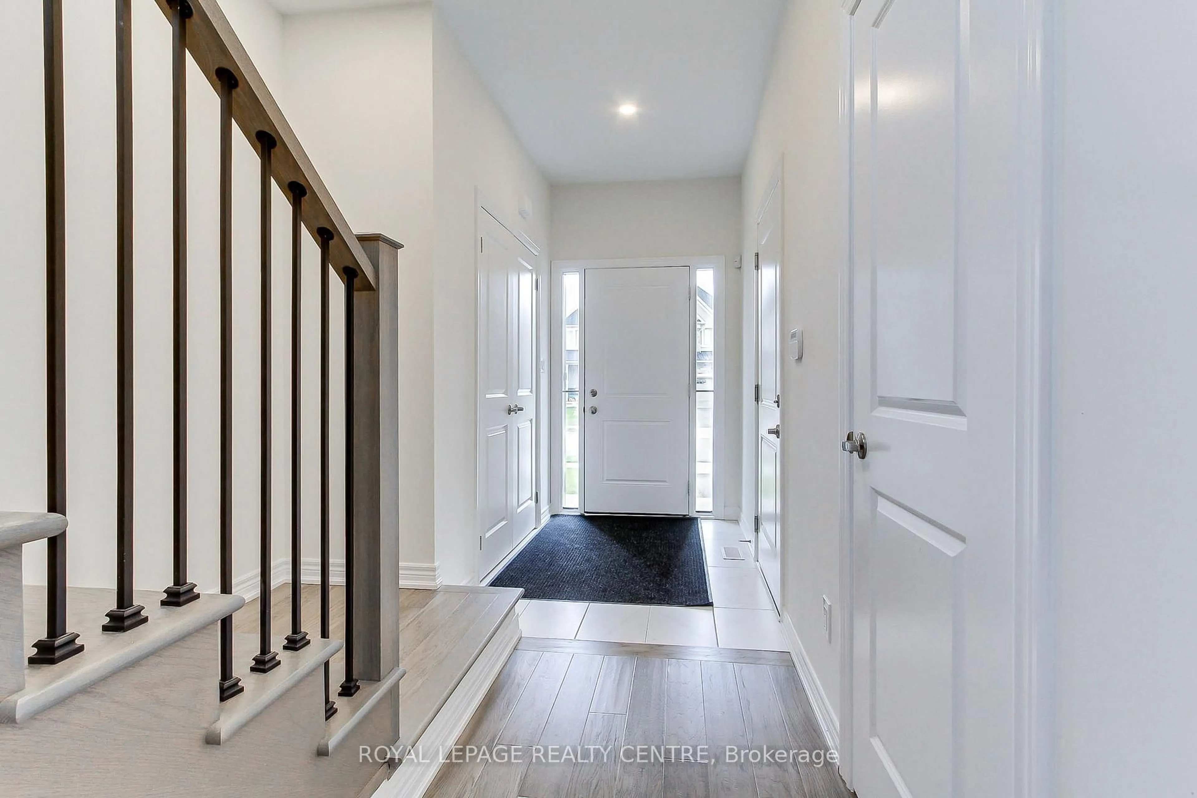 Indoor entryway for 64 Genoa Dr, Hamilton Ontario L9B 0J8