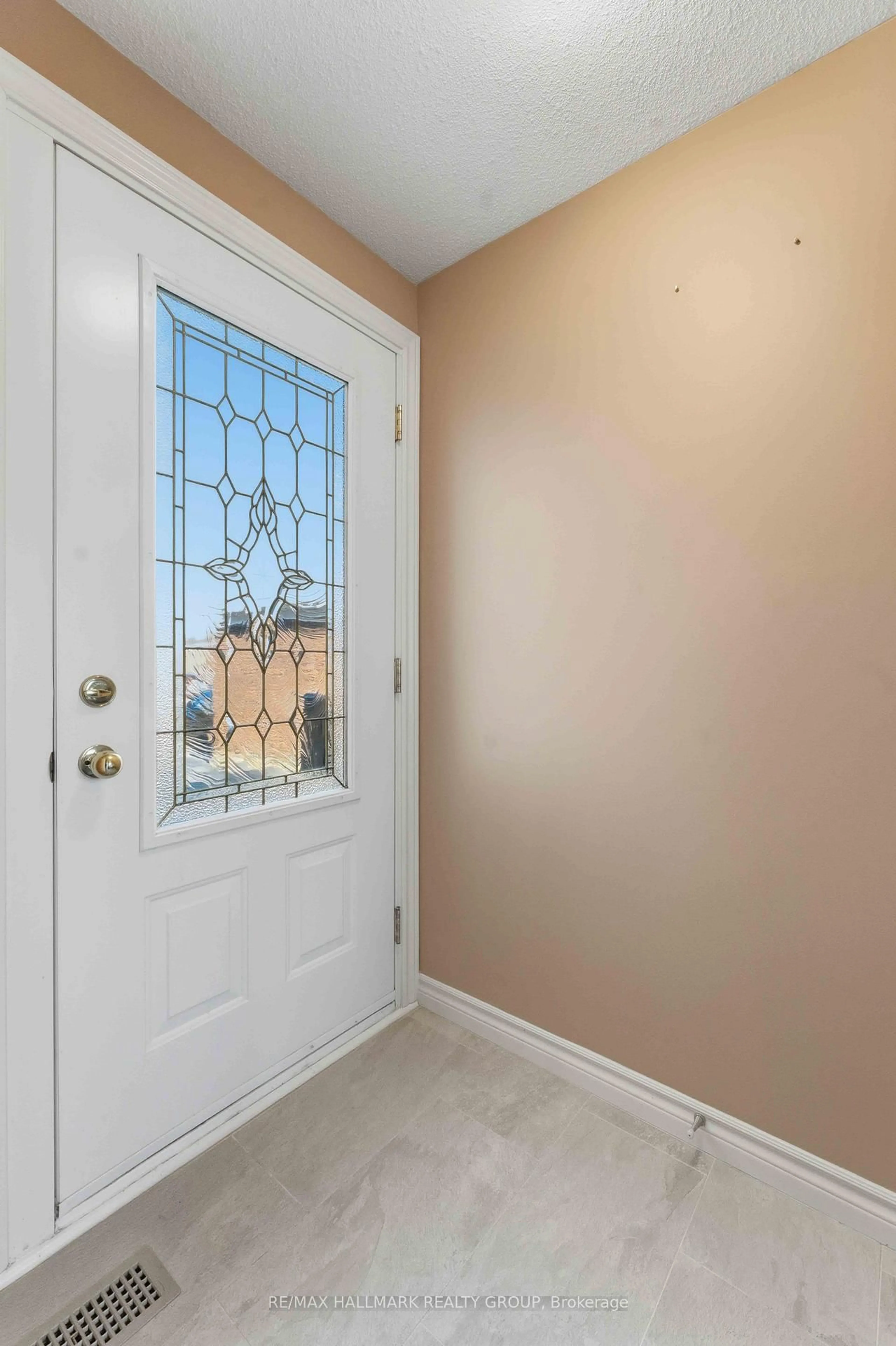 Indoor entryway for 1884 Elmridge Dr, Ottawa Ontario K1J 6R7