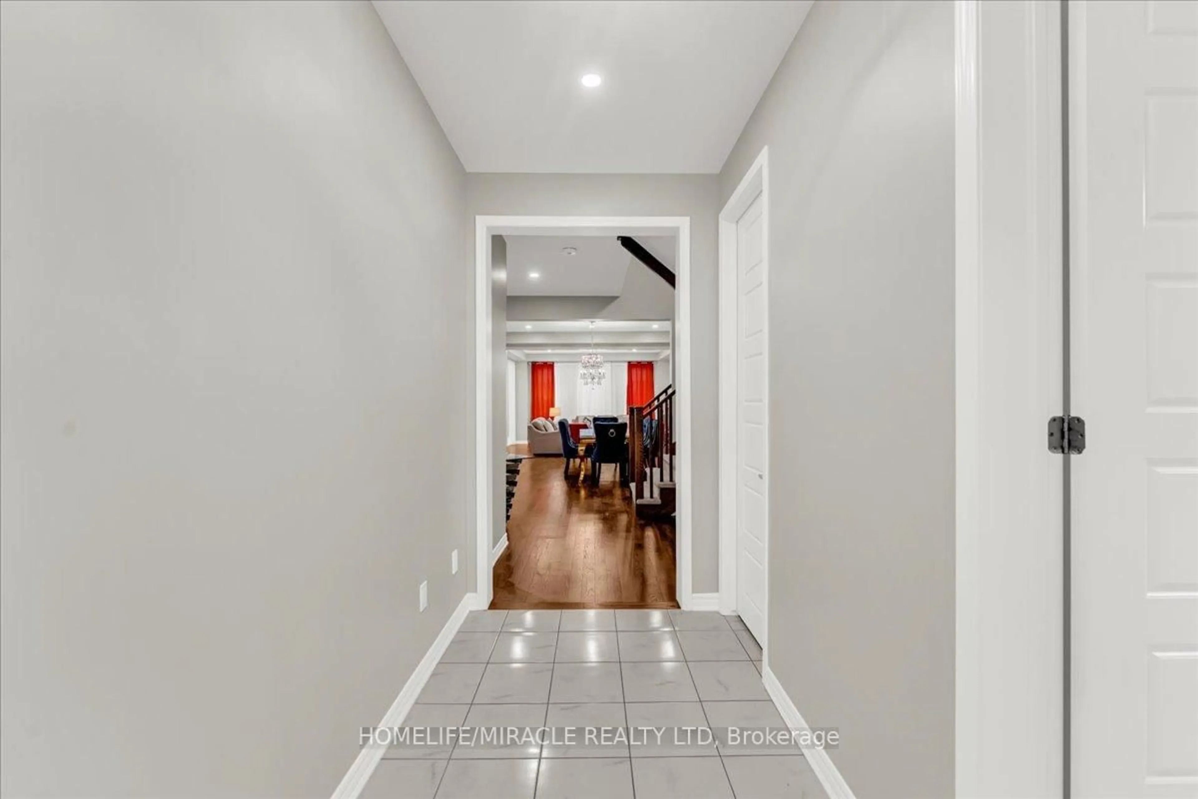 Indoor foyer for 75 Compass Tr, Cambridge Ontario N3E 0B5