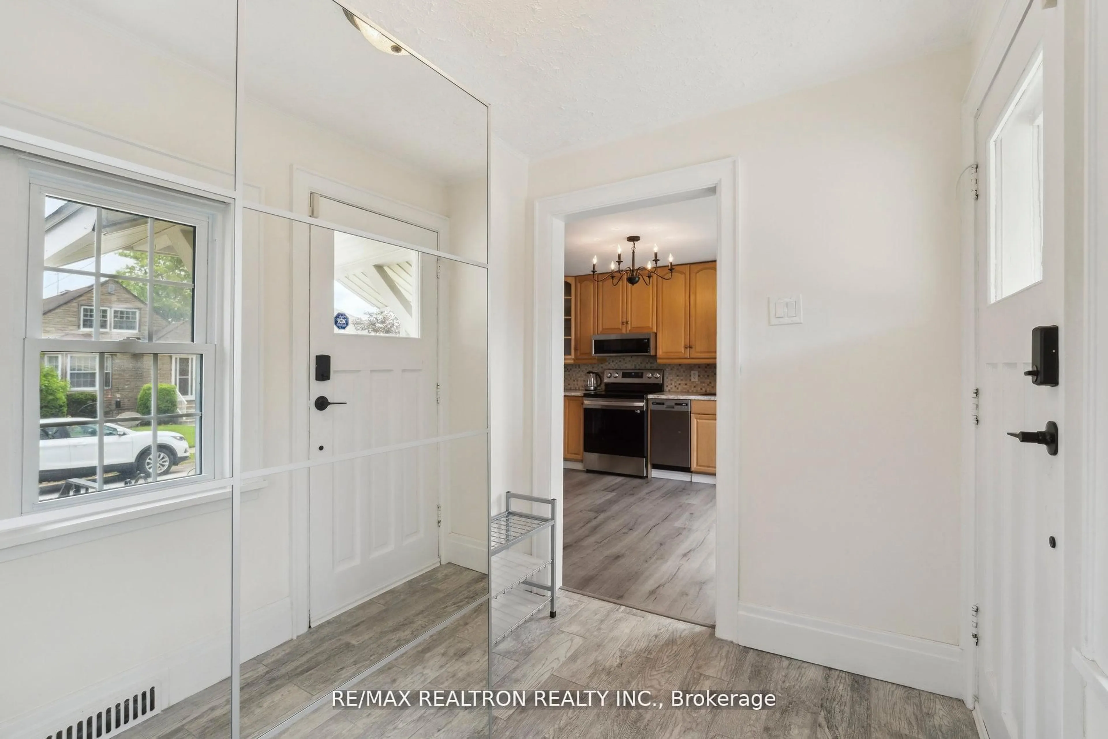 Indoor entryway for 4844 Sixth Ave, Niagara Falls Ontario L2E 4T9