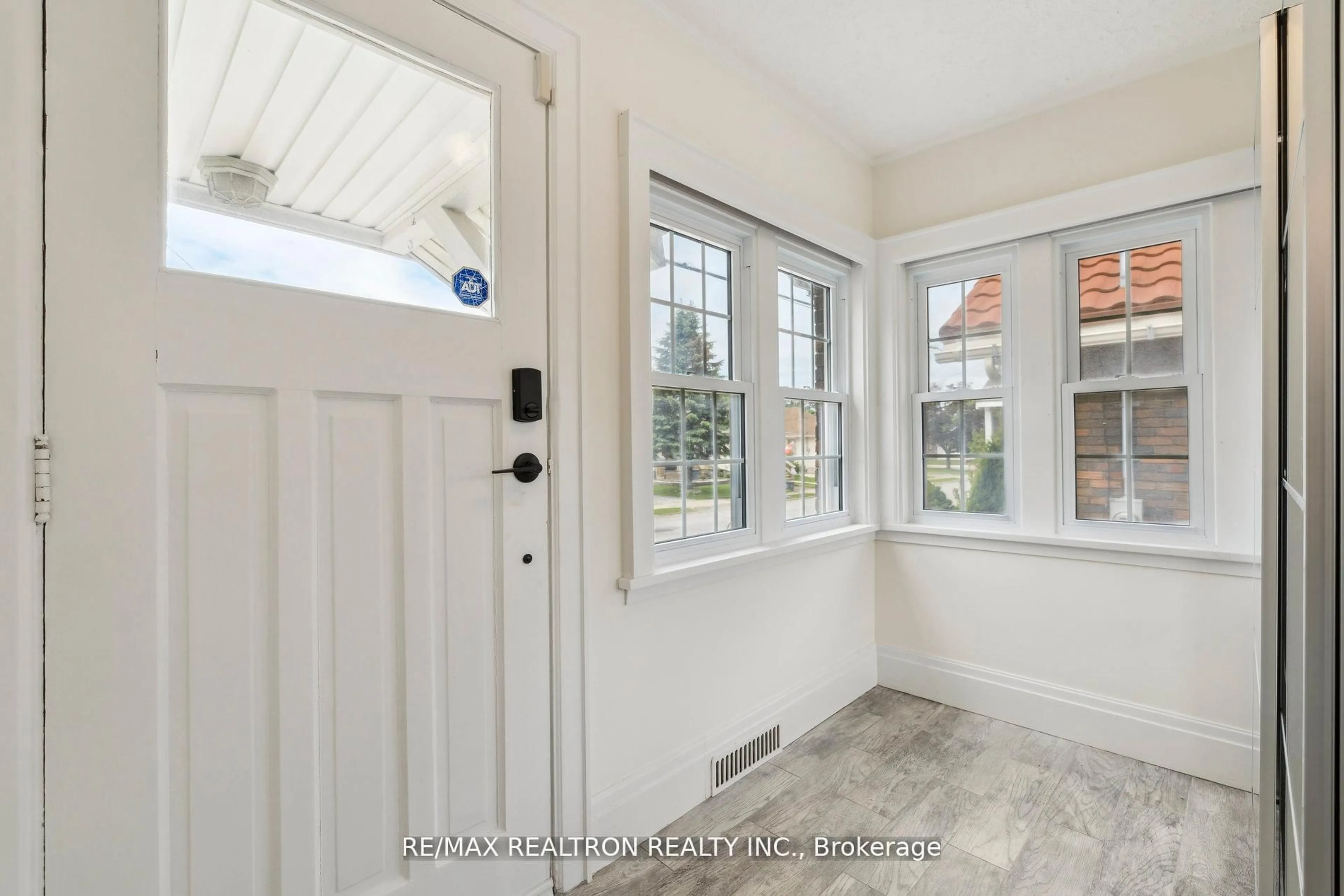 Indoor entryway for 4844 Sixth Ave, Niagara Falls Ontario L2E 4T9