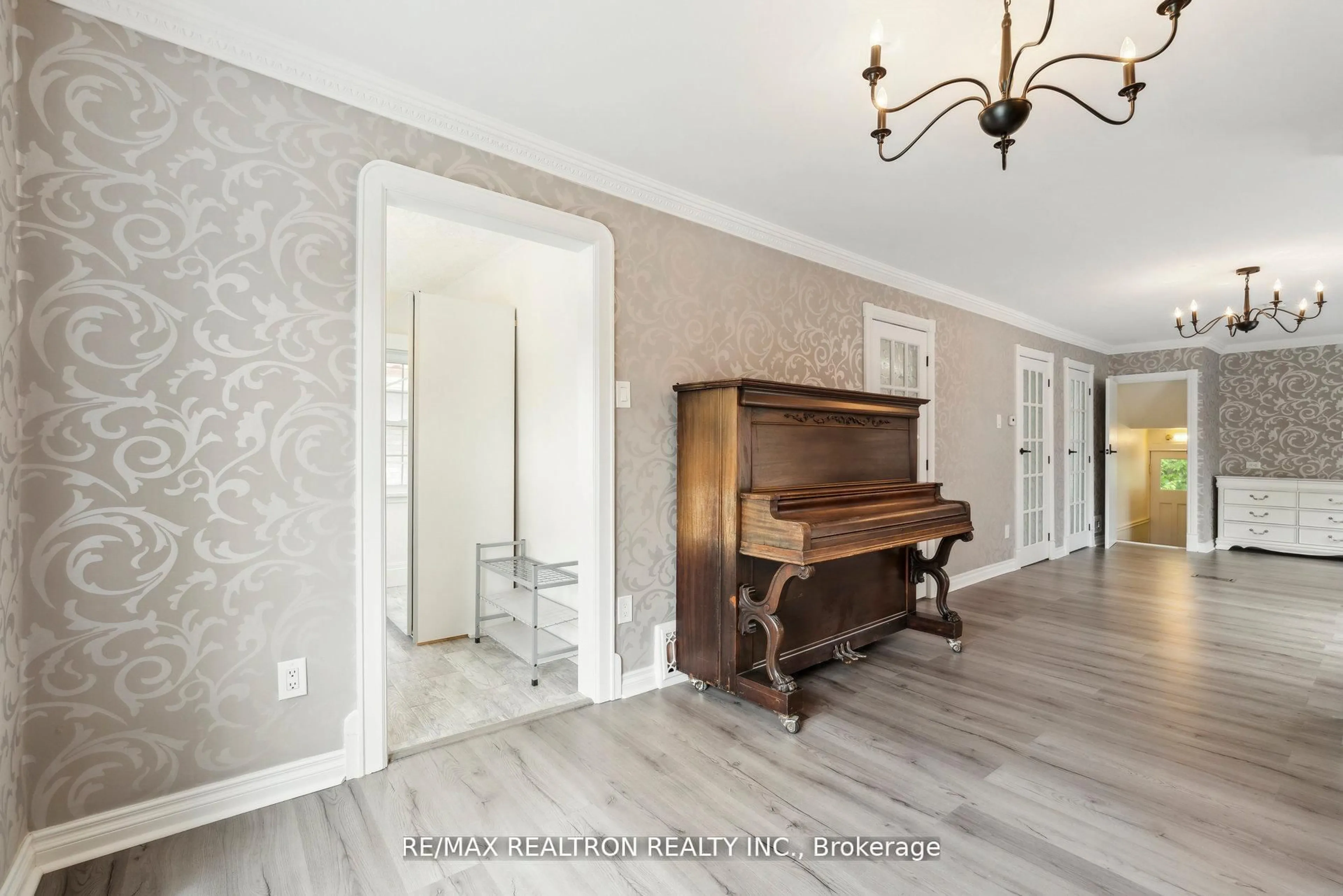 Indoor entryway for 4844 Sixth Ave, Niagara Falls Ontario L2E 4T9