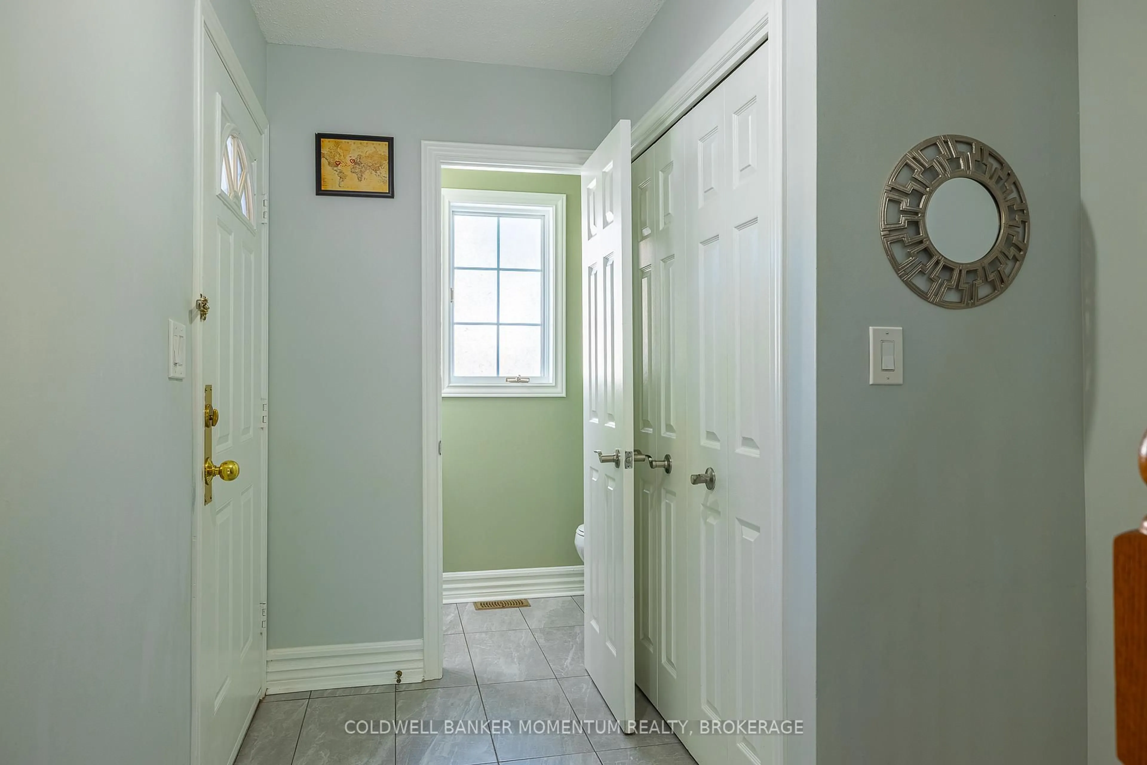 Indoor entryway for 275 PELHAM Rd #17, St. Catharines Ontario L2S 3B9