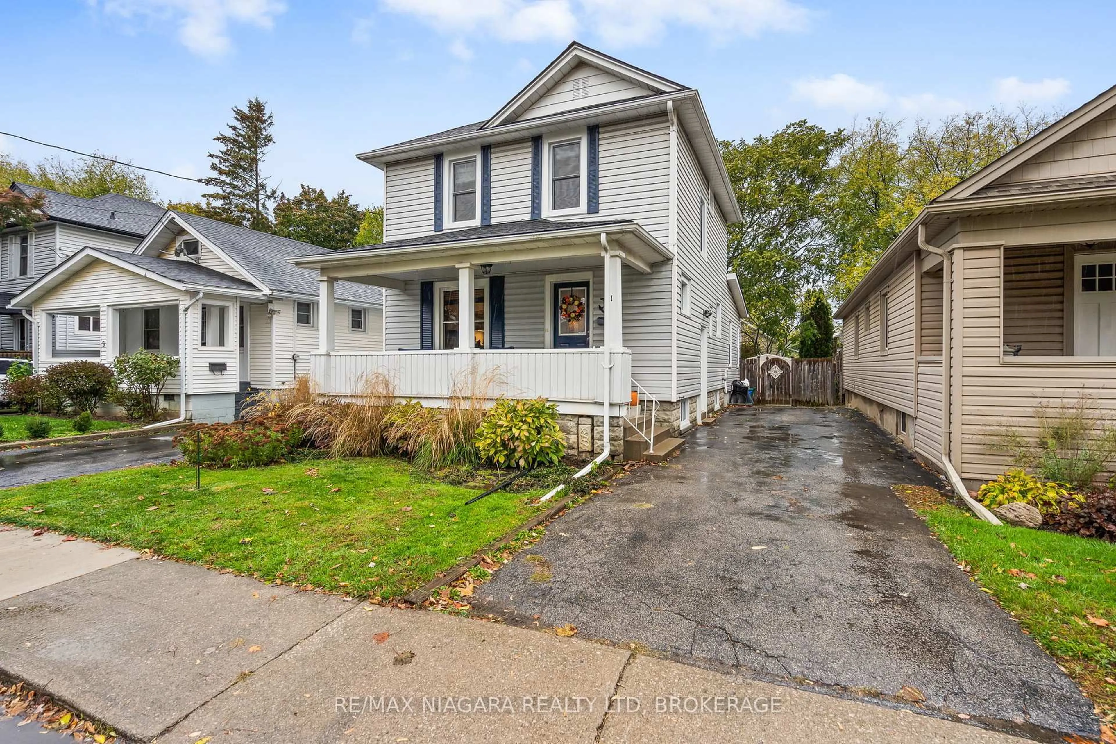 Home with vinyl exterior material, street for 11 Linwood St, St. Catharines Ontario L2R 1H2
