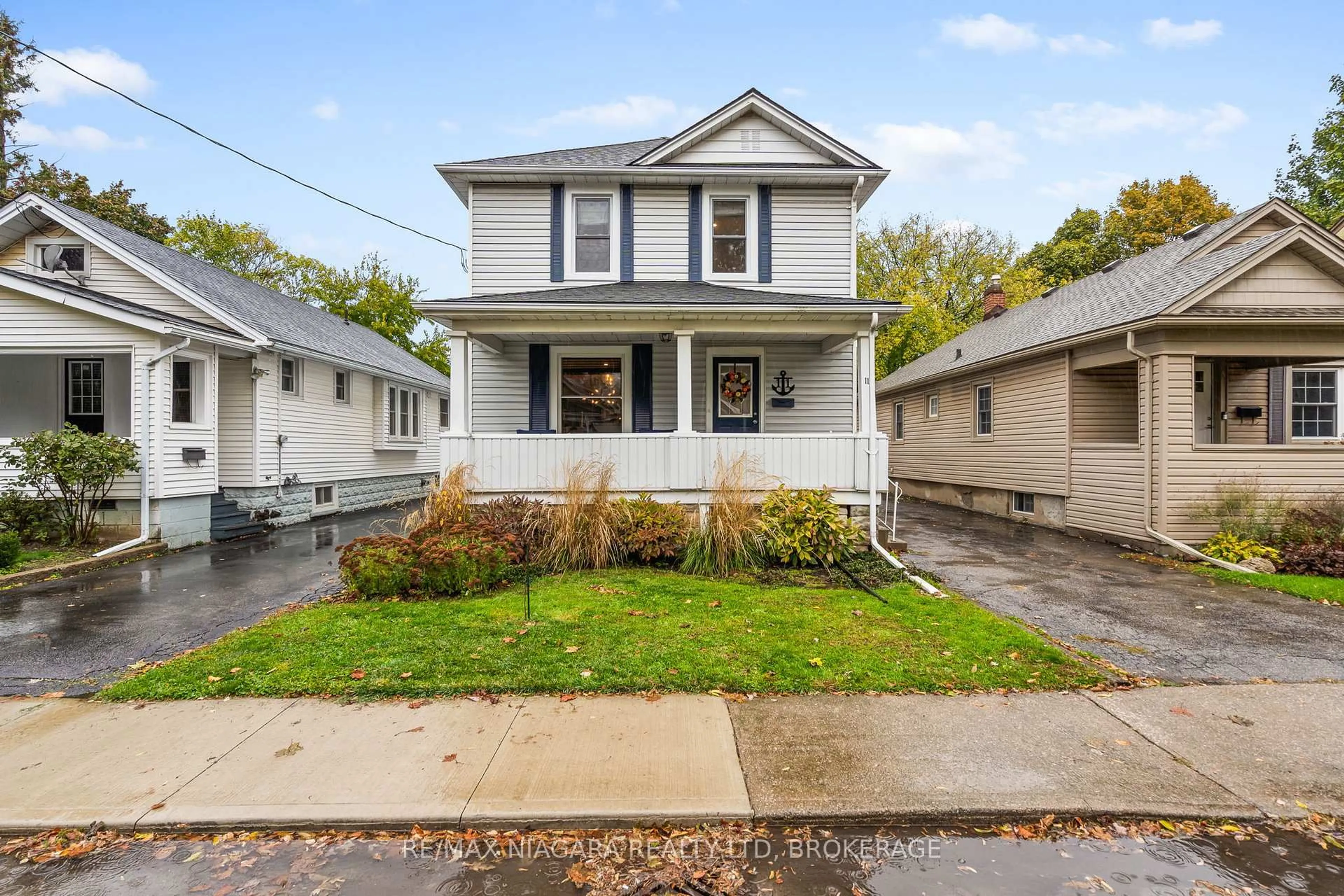 Home with vinyl exterior material, street for 11 Linwood St, St. Catharines Ontario L2R 1H2