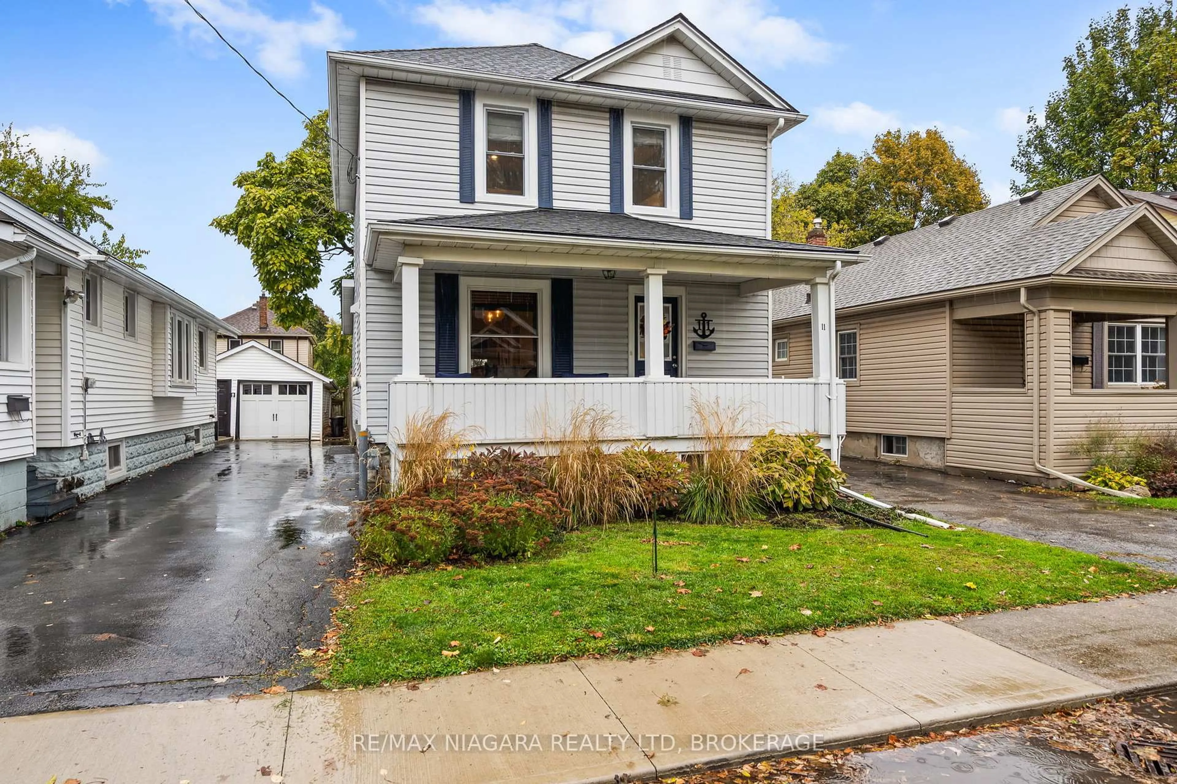 Home with vinyl exterior material, street for 11 Linwood St, St. Catharines Ontario L2R 1H2