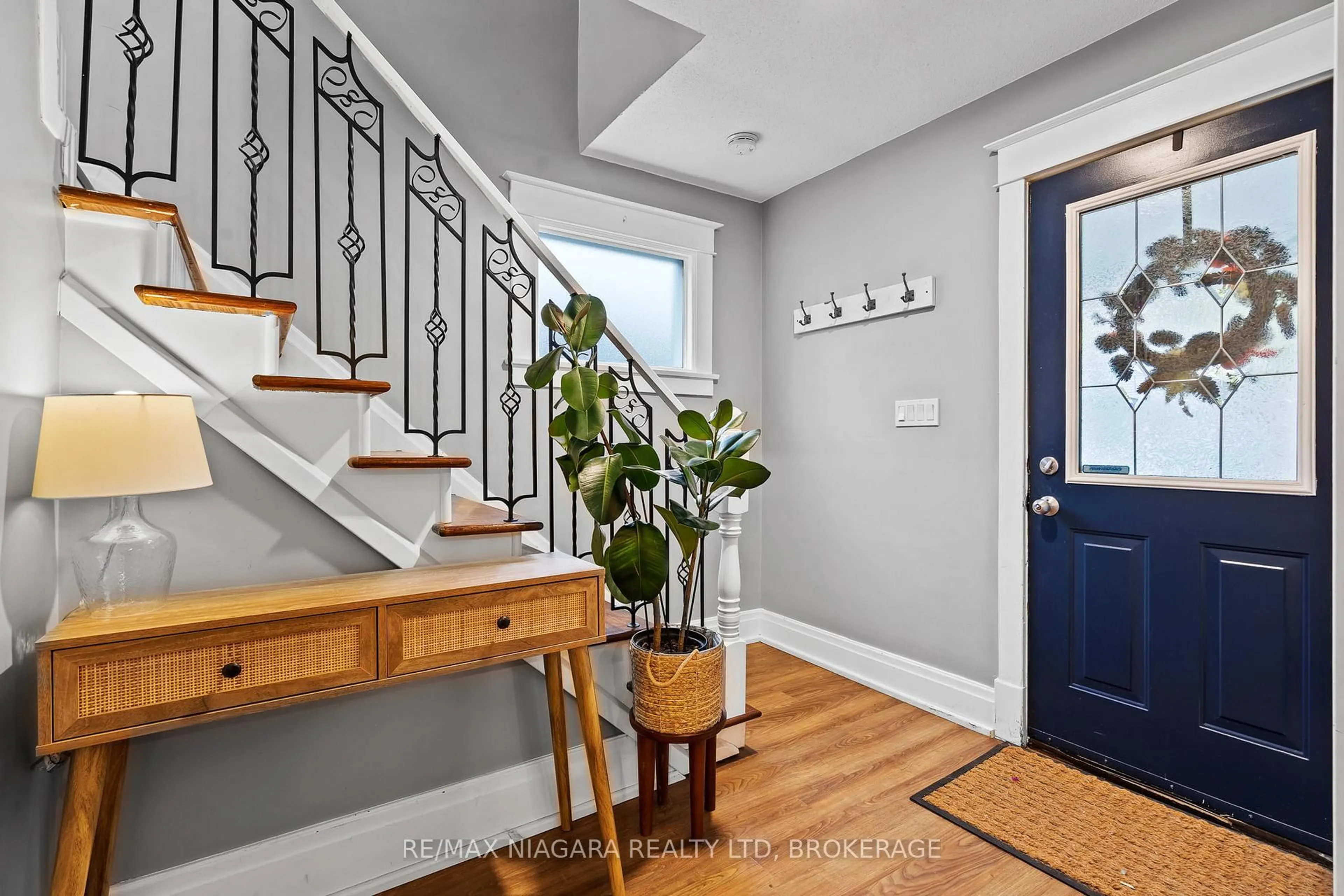 Indoor entryway for 11 Linwood St, St. Catharines Ontario L2R 1H2