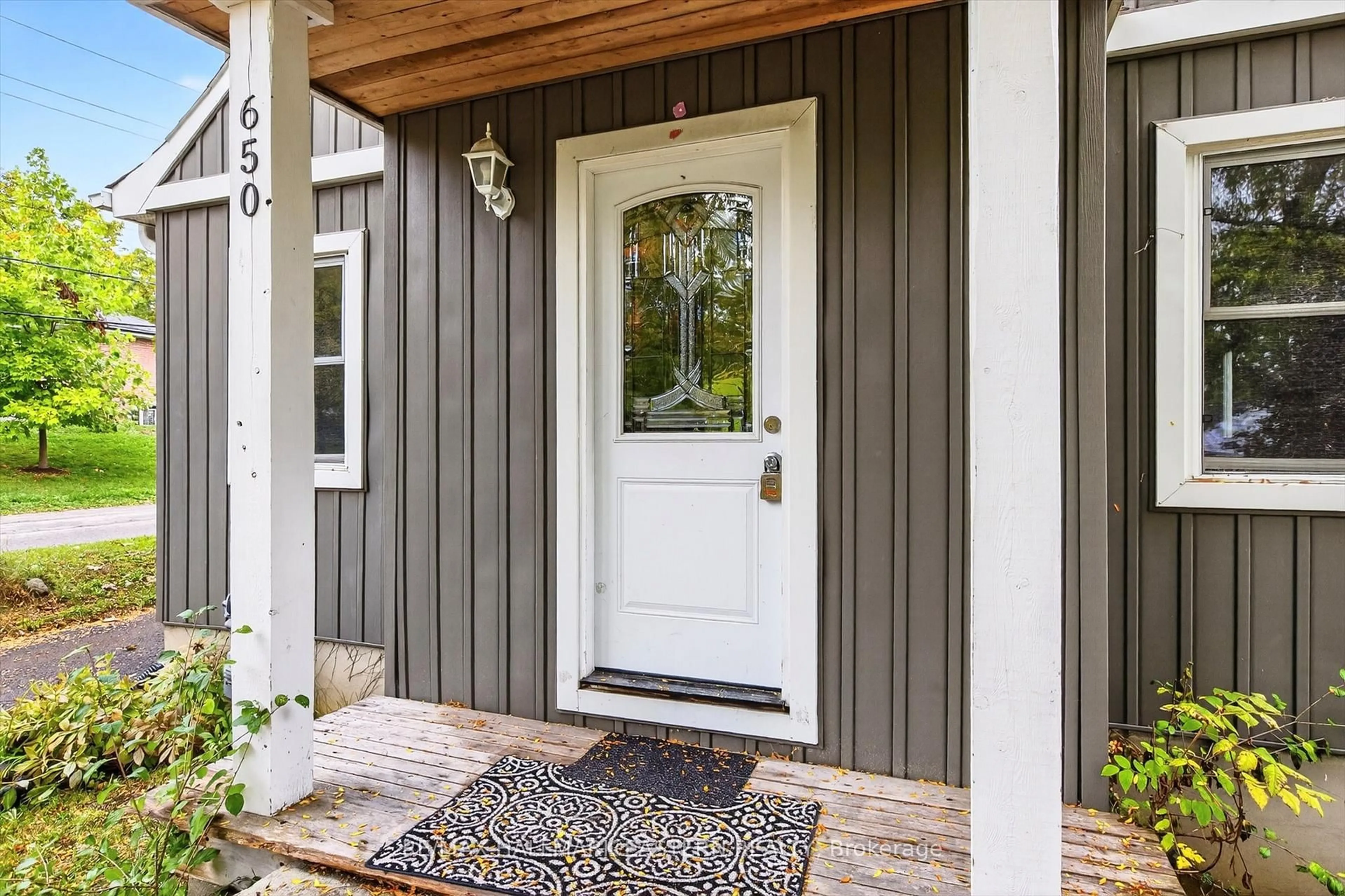 Indoor entryway for 650 Bolivar St, Peterborough Ontario K9J 4S2