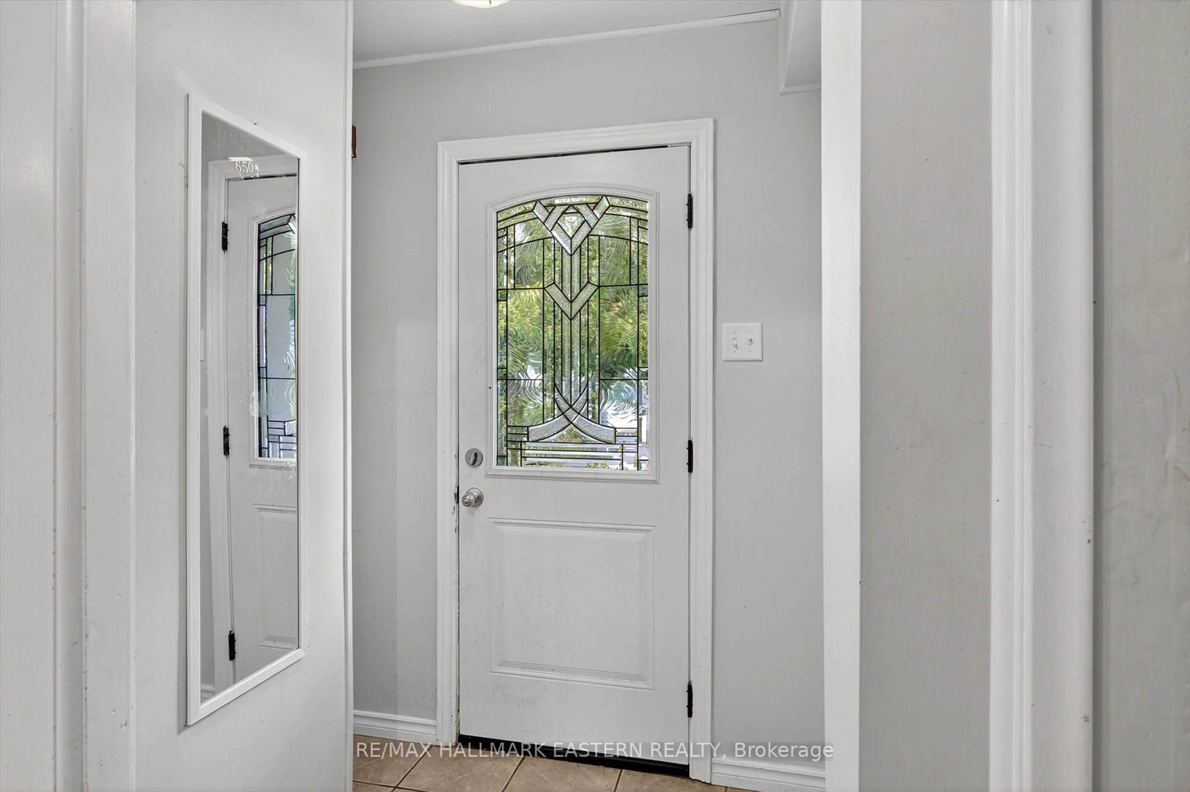 Indoor entryway for 650 Bolivar St, Peterborough Ontario K9J 4S2