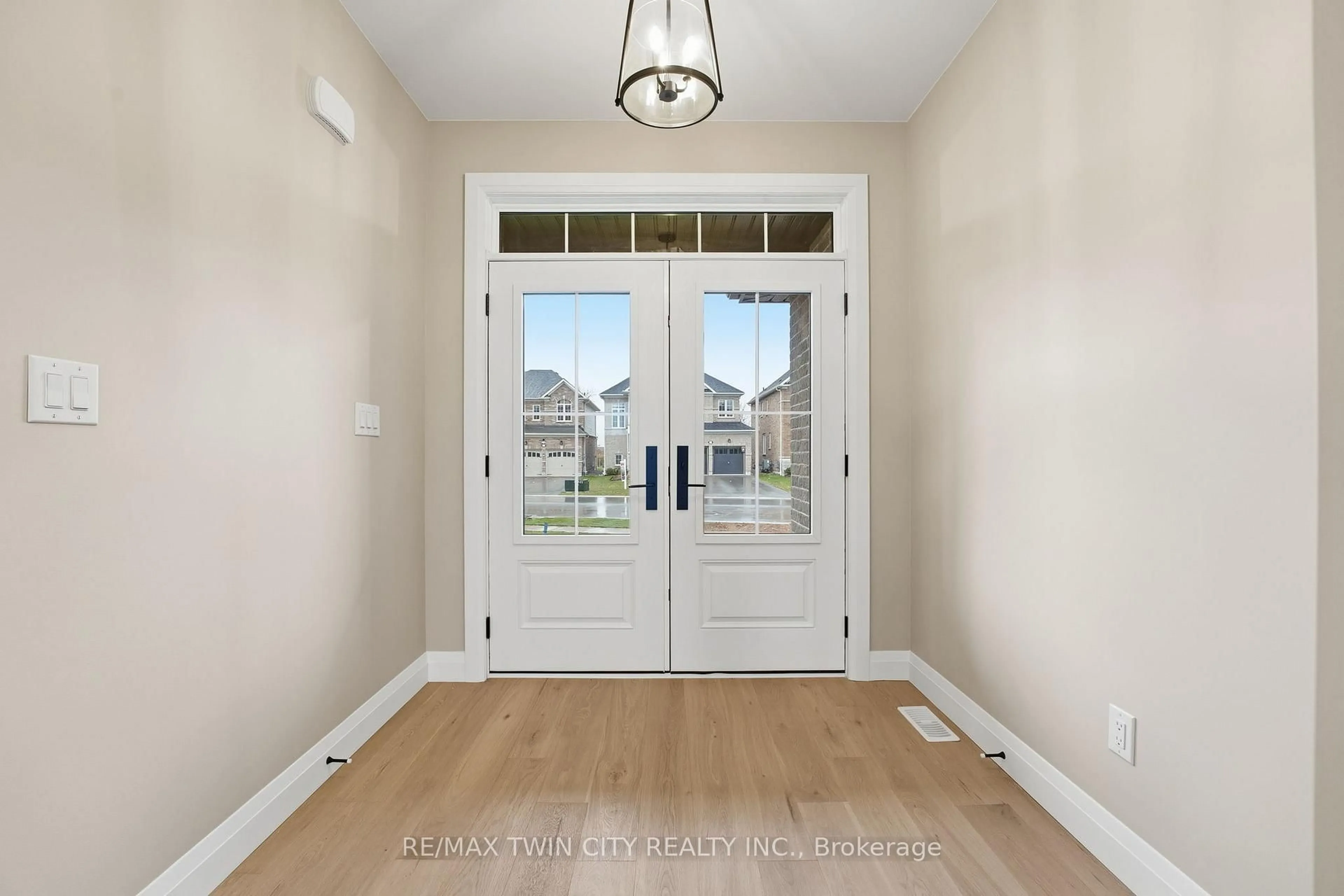 Indoor entryway for 104 Oak Ave, Brant Ontario N3L 0J6