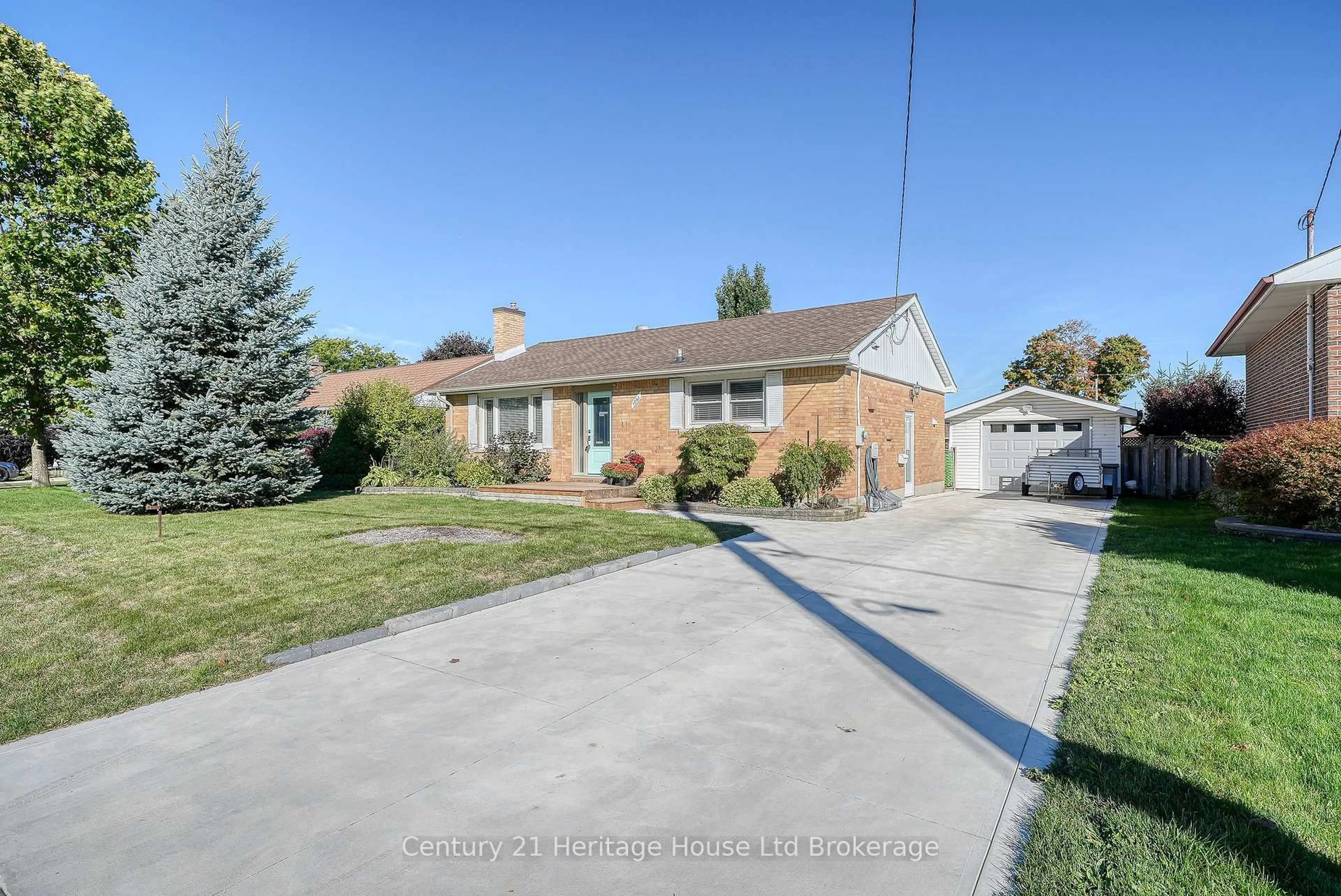 A pic from outside/outdoor area/front of a property/back of a property/a pic from drone, street for 1061 Elora Rd, Woodstock Ontario N4S 5L9