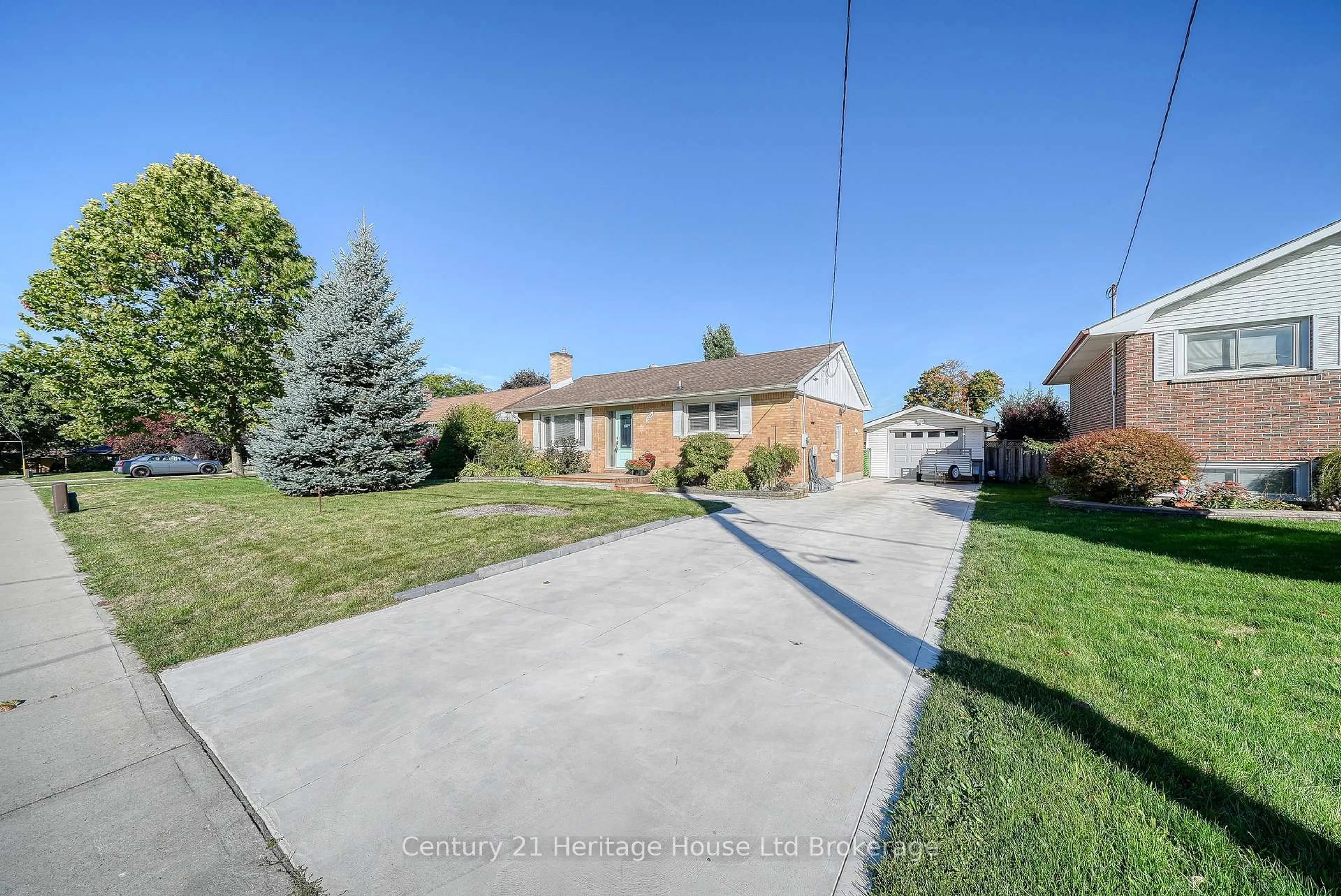 A pic from outside/outdoor area/front of a property/back of a property/a pic from drone, street for 1061 Elora Rd, Woodstock Ontario N4S 5L9